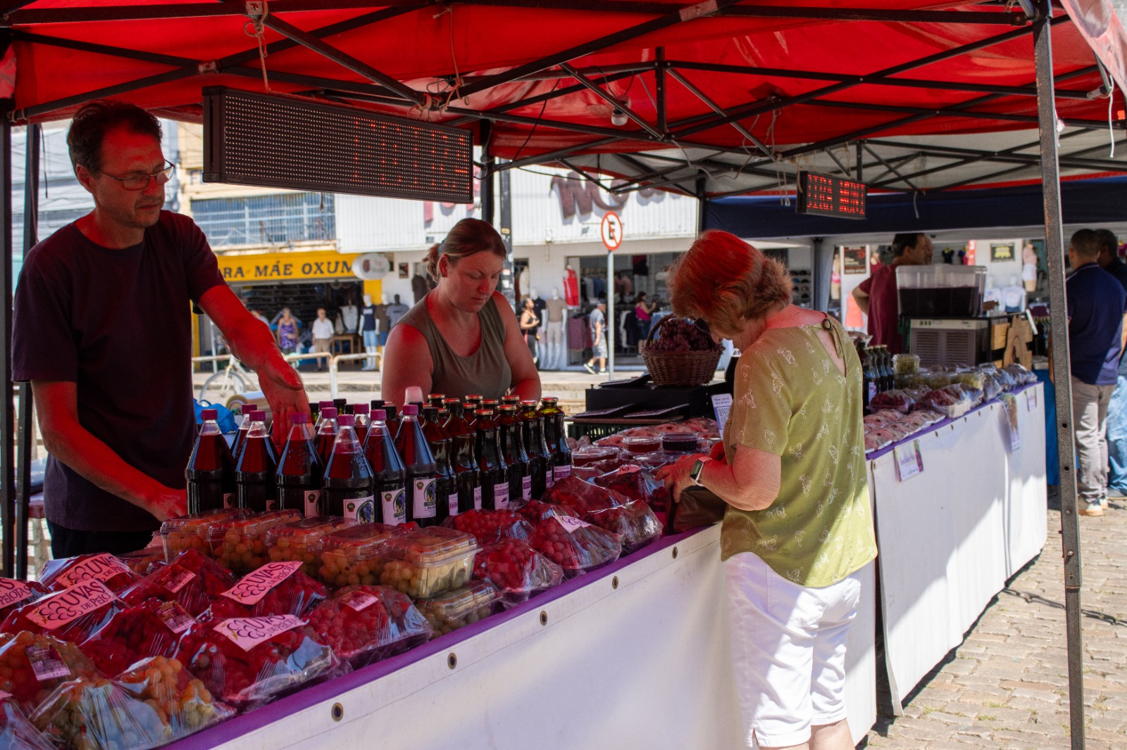 A feira apresenta variados tipos de produtos advindos da fruta e estará aberta em diferentes pontos da cidade durante o período de safra