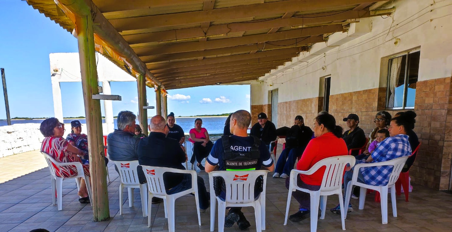 Equipe da STT, representantes do consórcio do transporte coletivo e da comunidade estiveram reunidos para ajustar horários na linha inaugurada segunda-feira (6)
