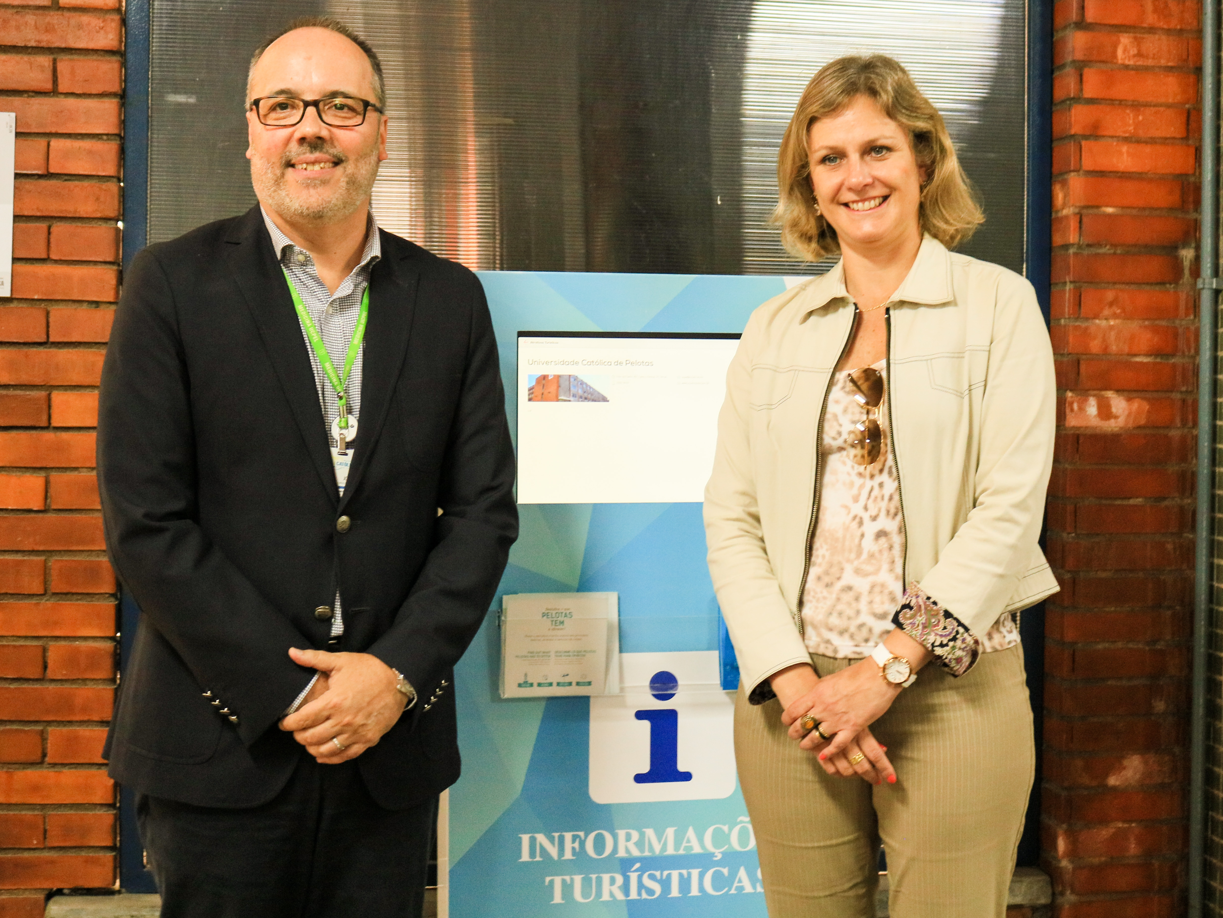 Prefeita inaugurou a unidade instalada na UCPel, com presença do reitor José Carlos Bachettini. Equipamentos voltados a visitantes e turistas disponibilizam a agenda de eventos e principais atrativos do município