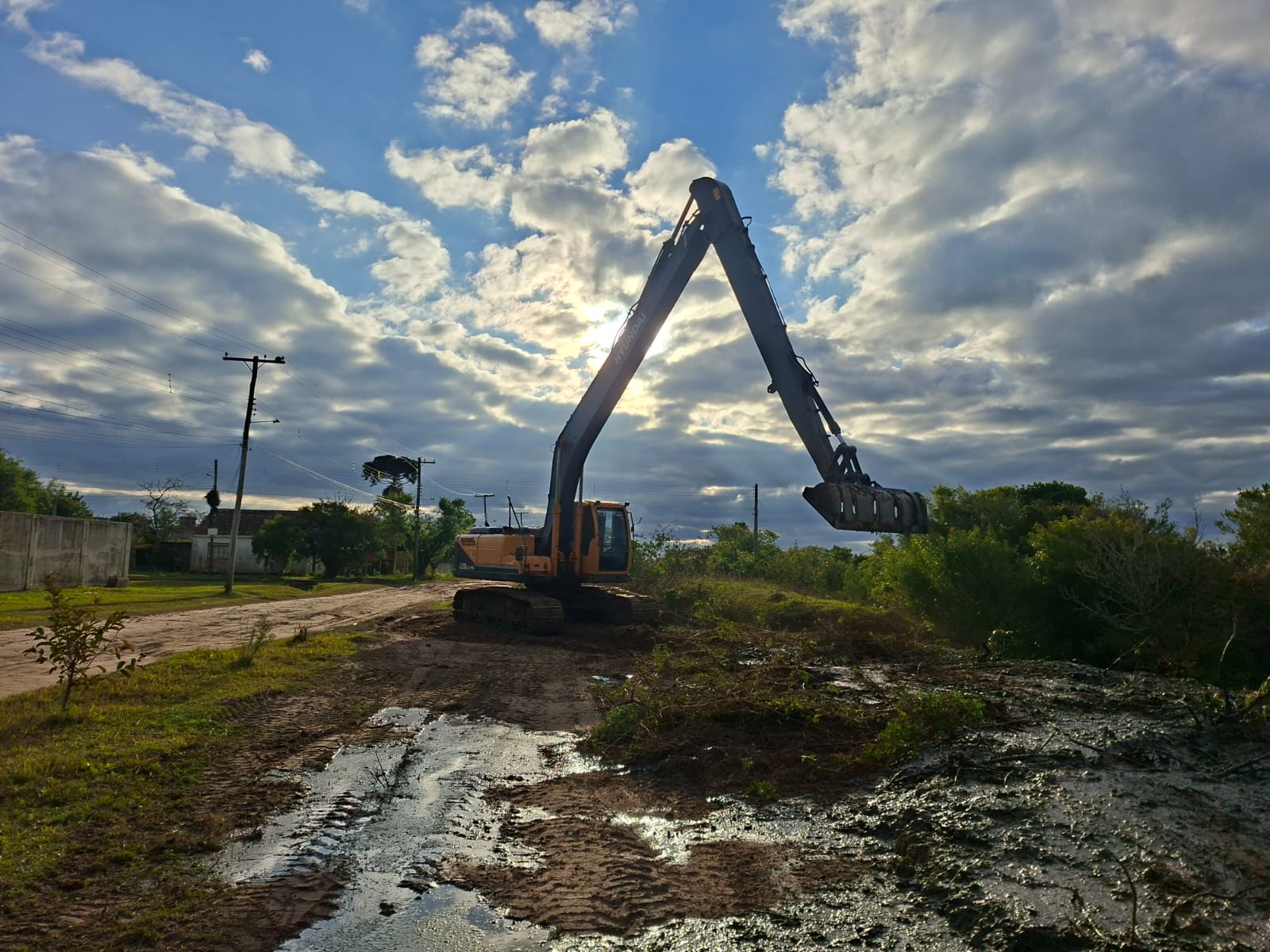 Serviço teve sequência no fim de semana por meio do Departamento de Drenagem Urbana da Secretaria de Serviços Urbanos e Infraestrutura (Ssui)