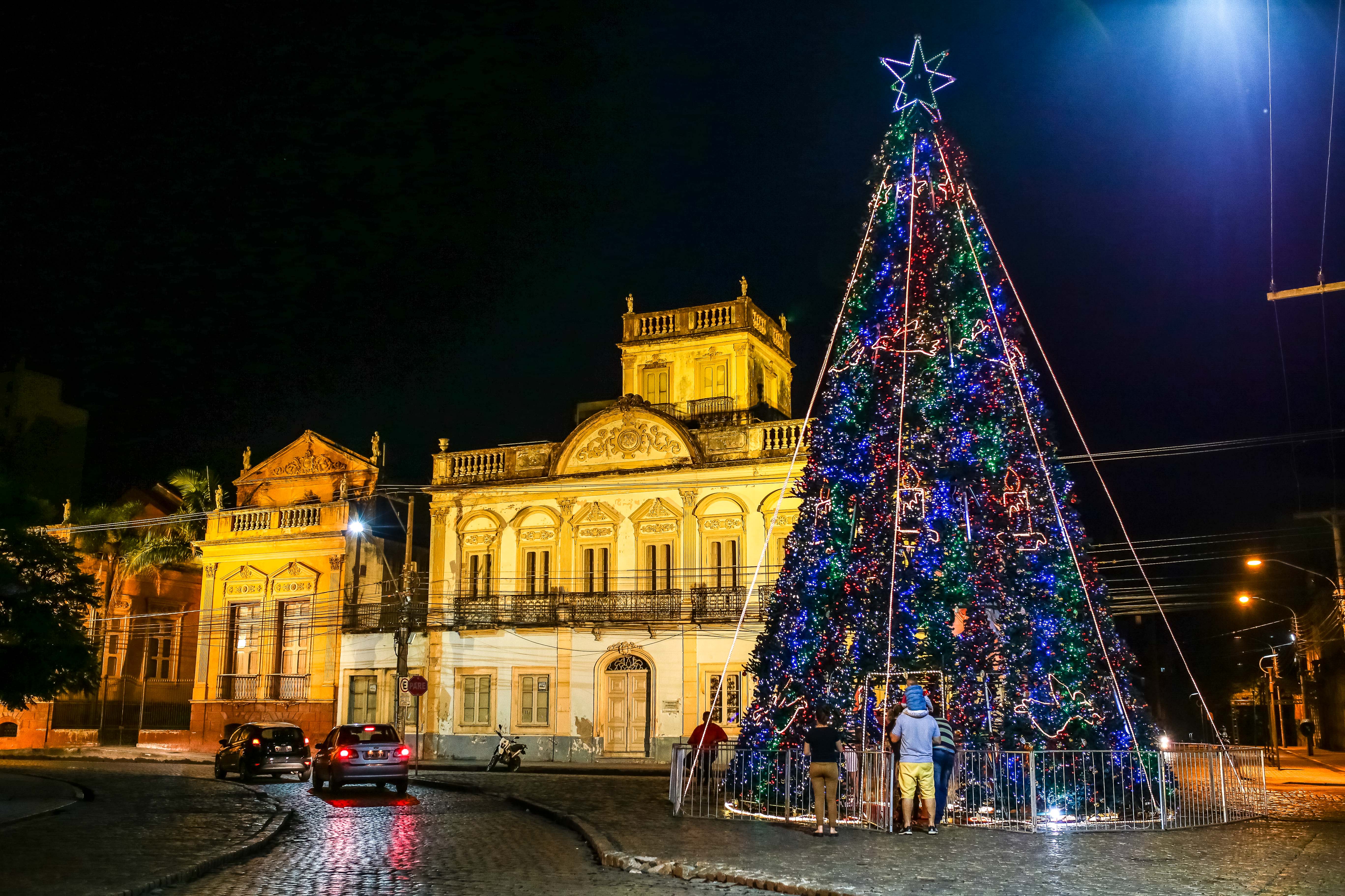 Chuva impede realização do evento, mas Papai Noel receberá crianças a partir de sábado na árvore do Mercado