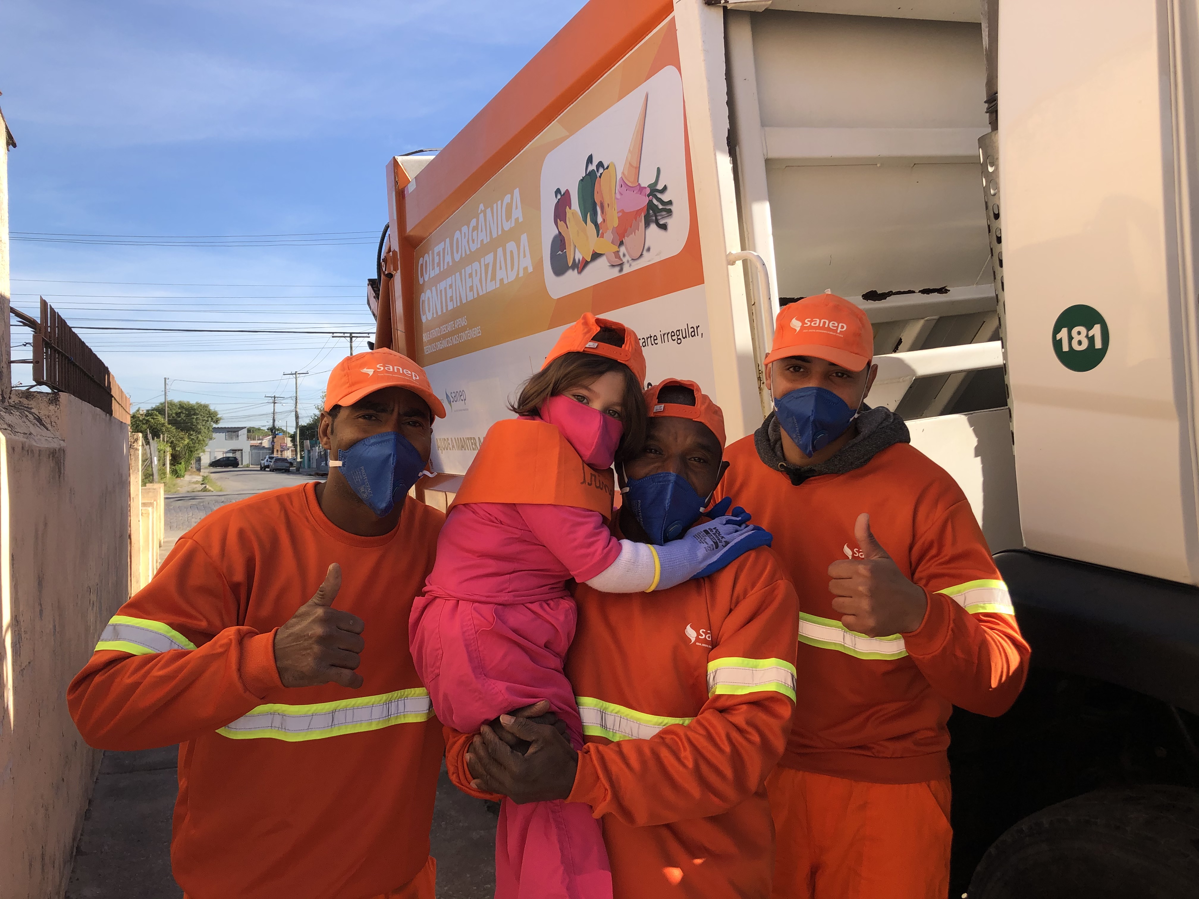 Paula Roberta escolheu a coleta de lixo como tema da sua festa de 4 anos para demonstrar o carinho pelos amigos responsáveis pelo recolhimento de resíduos