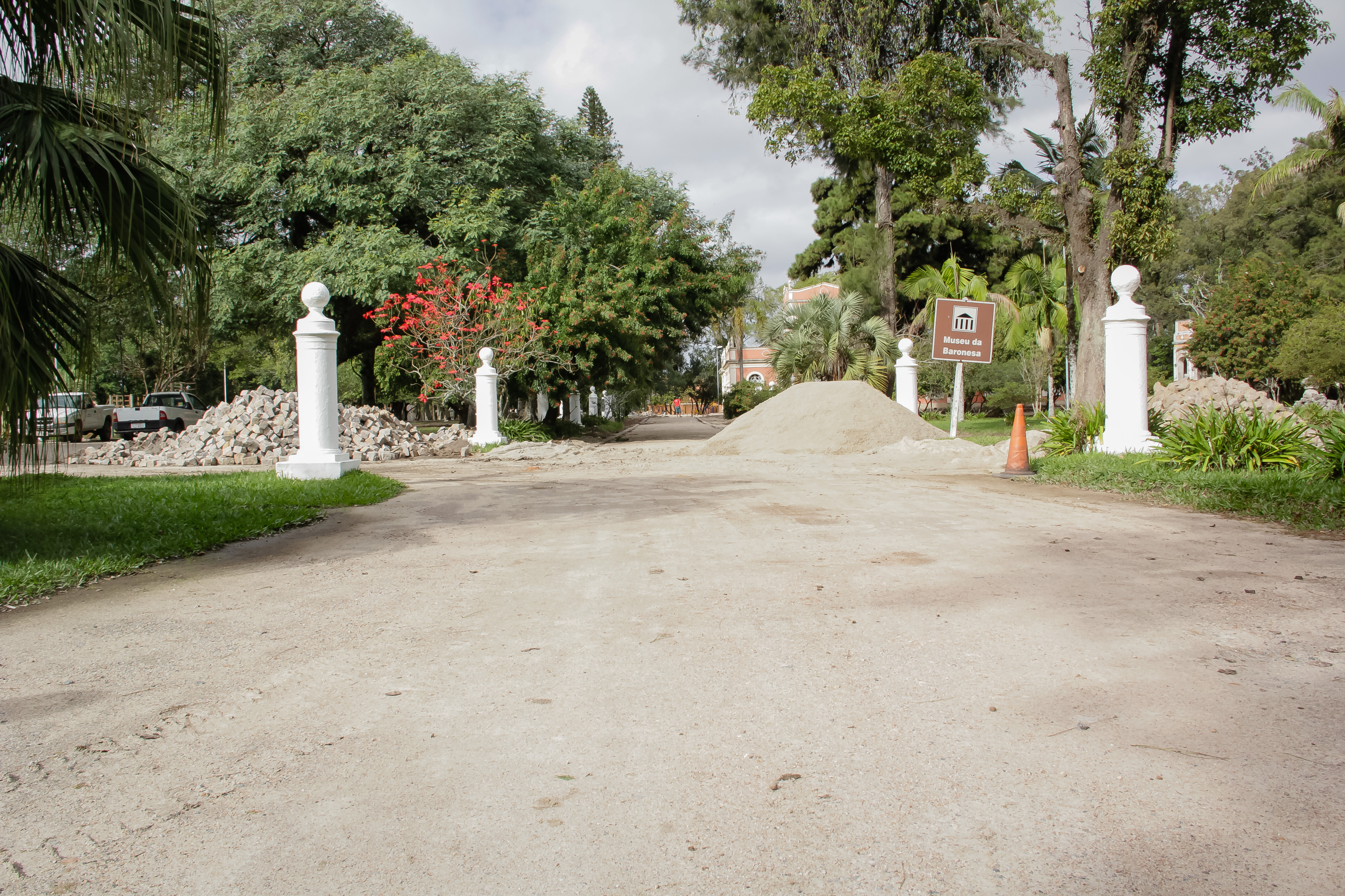 Calçamento oferece mais conforto aos pedestres. Área do estacionamento é revitalizada com pavimentação