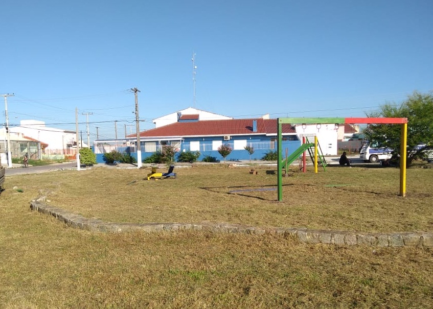 Prefeitura instalou brinquedos e fez a limpeza da área