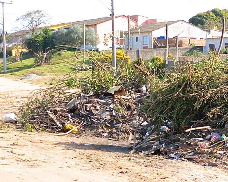 Equipes da Secretaria de Serviços Urbanos e Infraestrutura (Ssui) fizeram nova retirada de resíduos descartados irregularmente na avenida João Gomes Nogueira