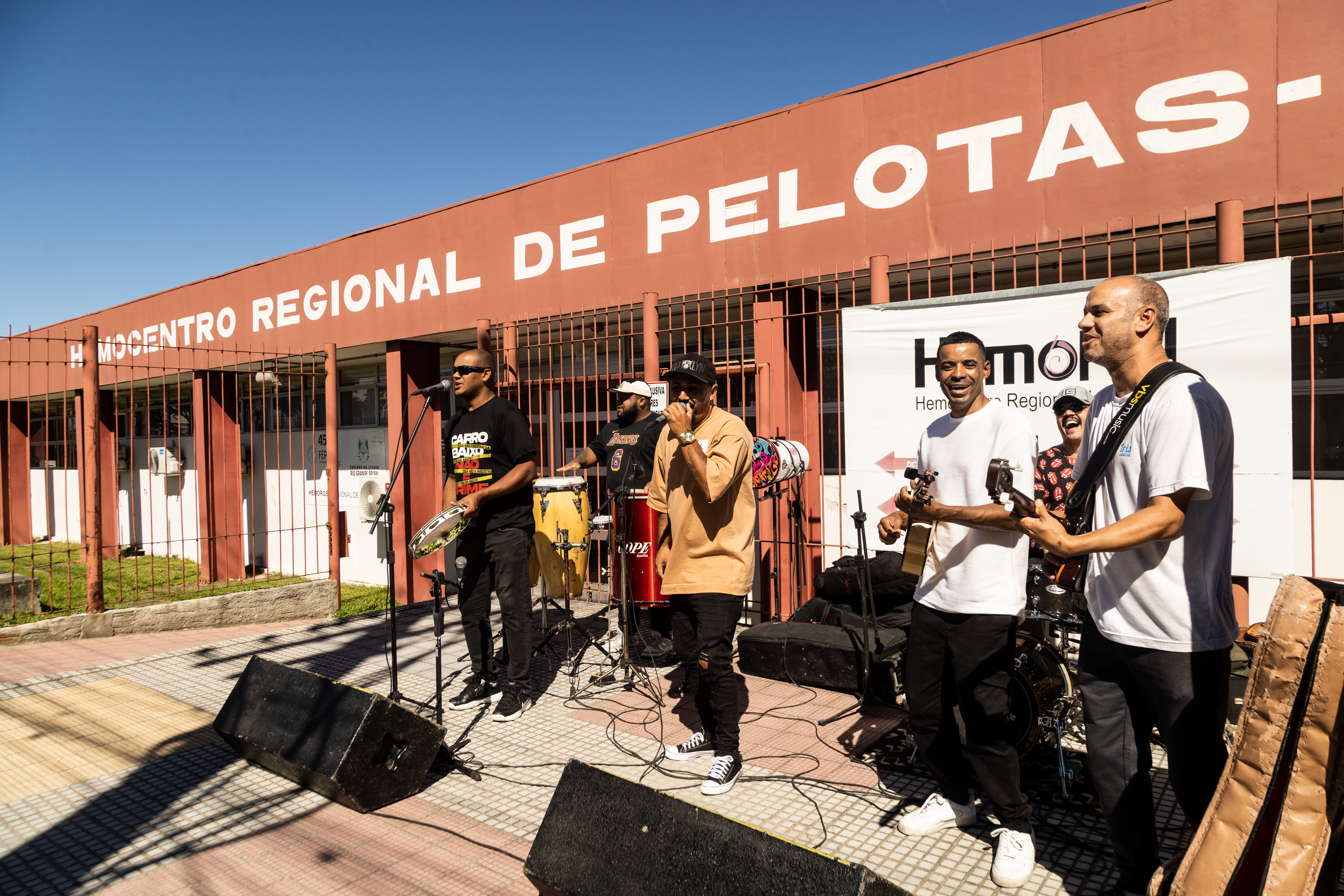 Atividade contou com grupos musicais em campanha para aumentar o estoque de sangue. Situação preocupa profissionais de saúde