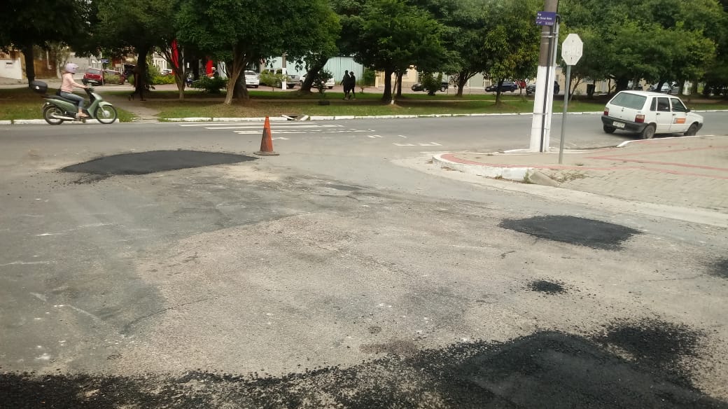 Vias do loteamento Moradas de Nazareth recebem equipe da operação tapa-buracos