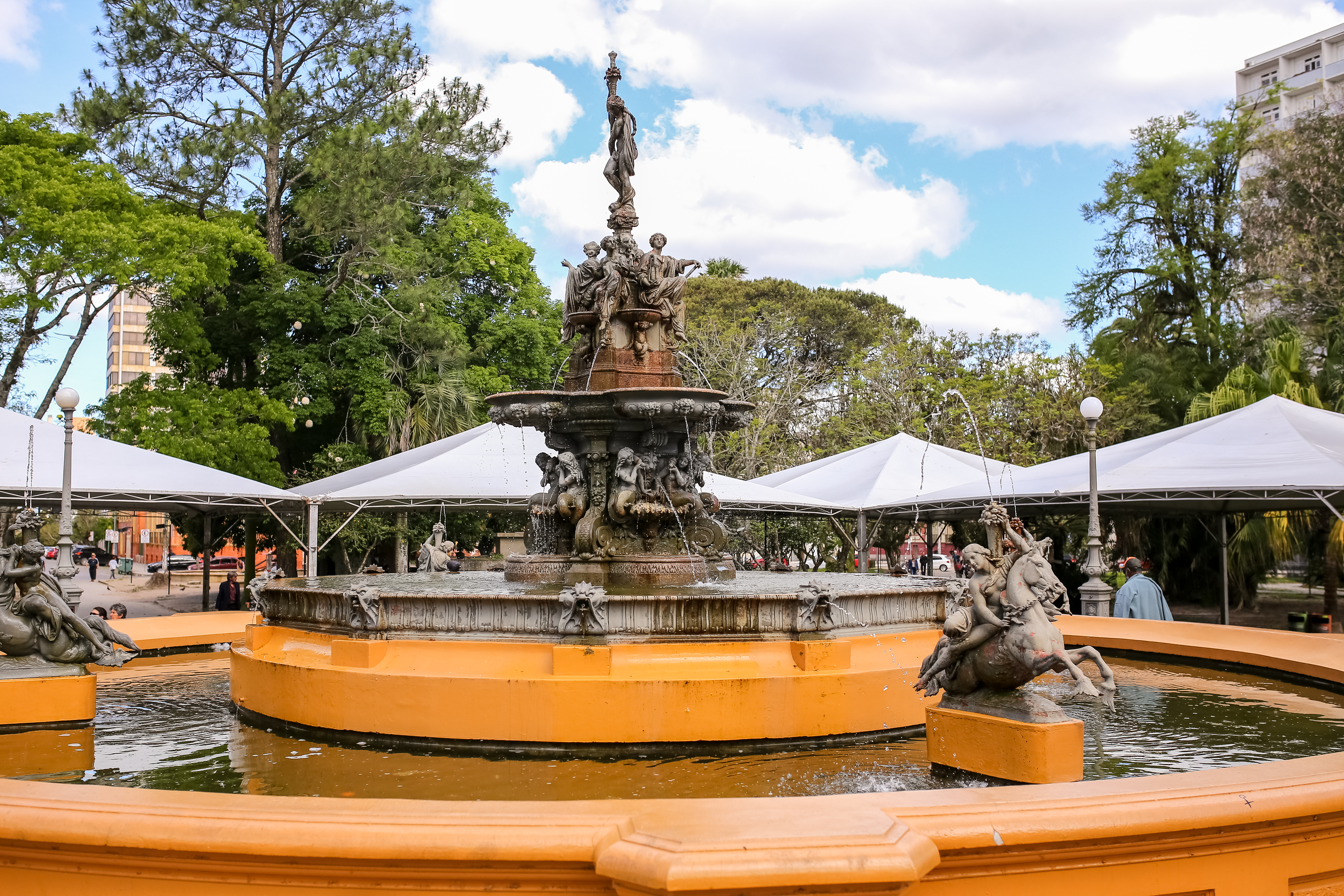 Patrimônio da Praça Coronel Pedro Osório registra o legado do município em diferentes áreas. Local ainda sofre com a ação de vândalos e tentativas de furto