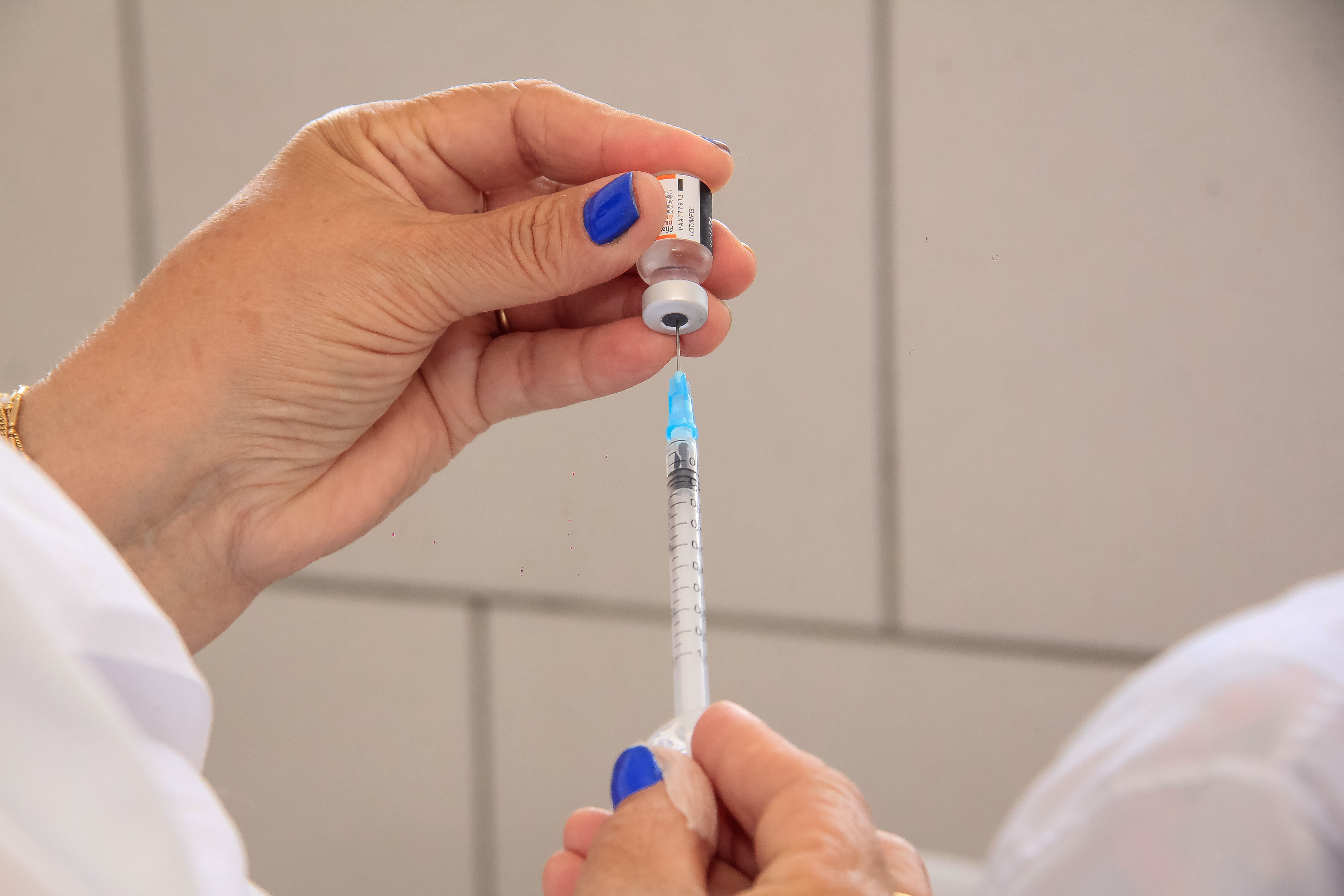 A dose bivalente será liberada para pessoas com 30 anos ou mais com comorbidades, a partir de segunda-feira (24).