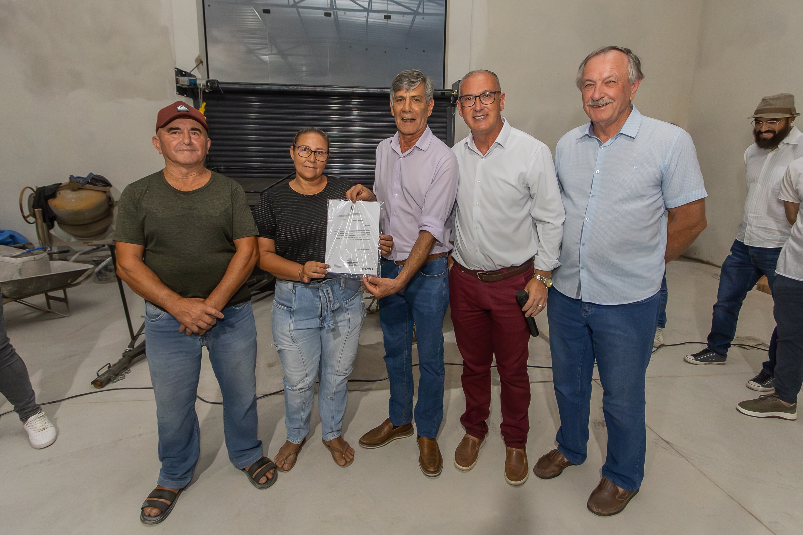 Prefeito, diretor- presidente do Sanep e secretário de Habitação estiveram presentes durante a entrega