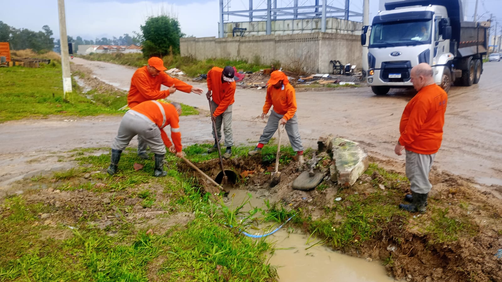 Intervenções em canais e córregos foram realizados em vários locais da cidade, que registrou cerca de cem milímetros de precipitação até a tarde desta quinta-feira (23)