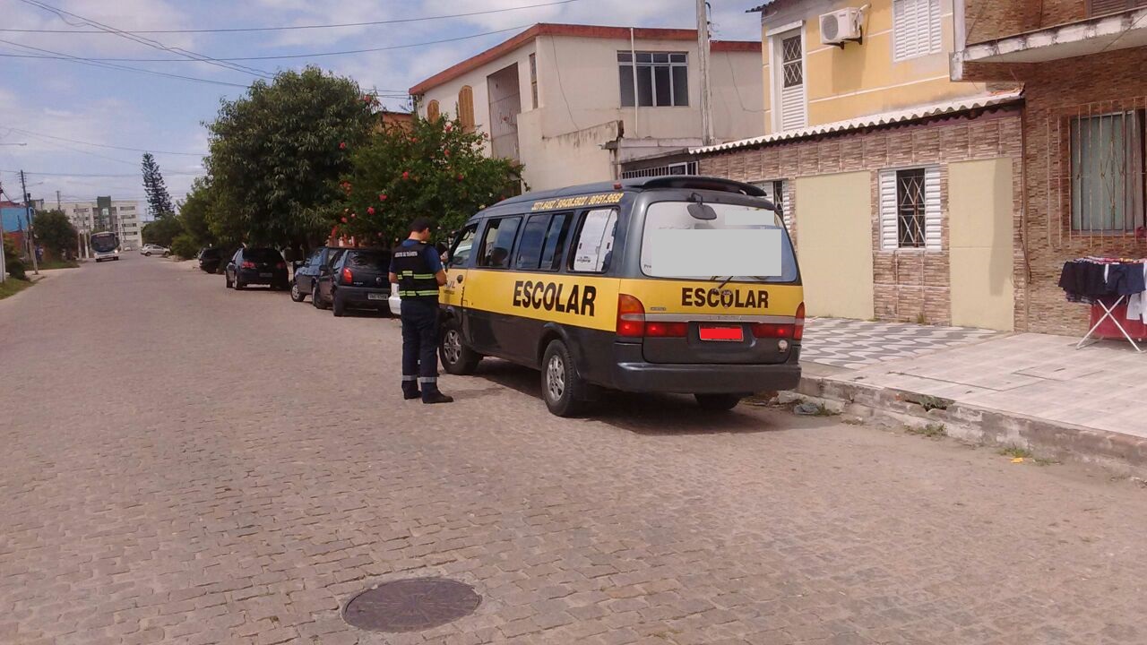 Durante a vistoria, foram identificados veículos sem inspeção e condutores com a CNH vencida