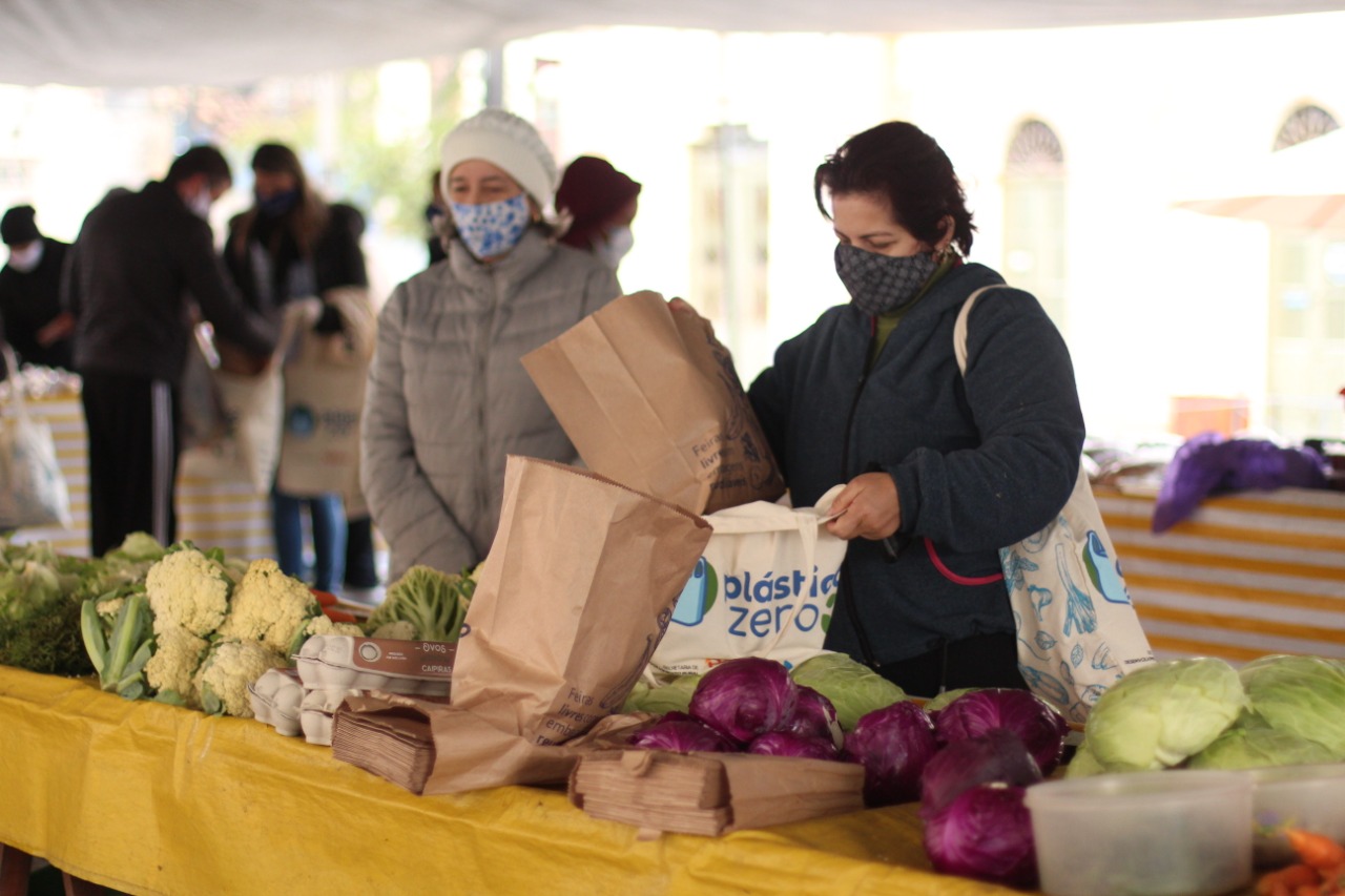 Projeto, que incentiva a redução do uso de sacolas plásticas, chegaria aos bairros da cidade nesta semana
