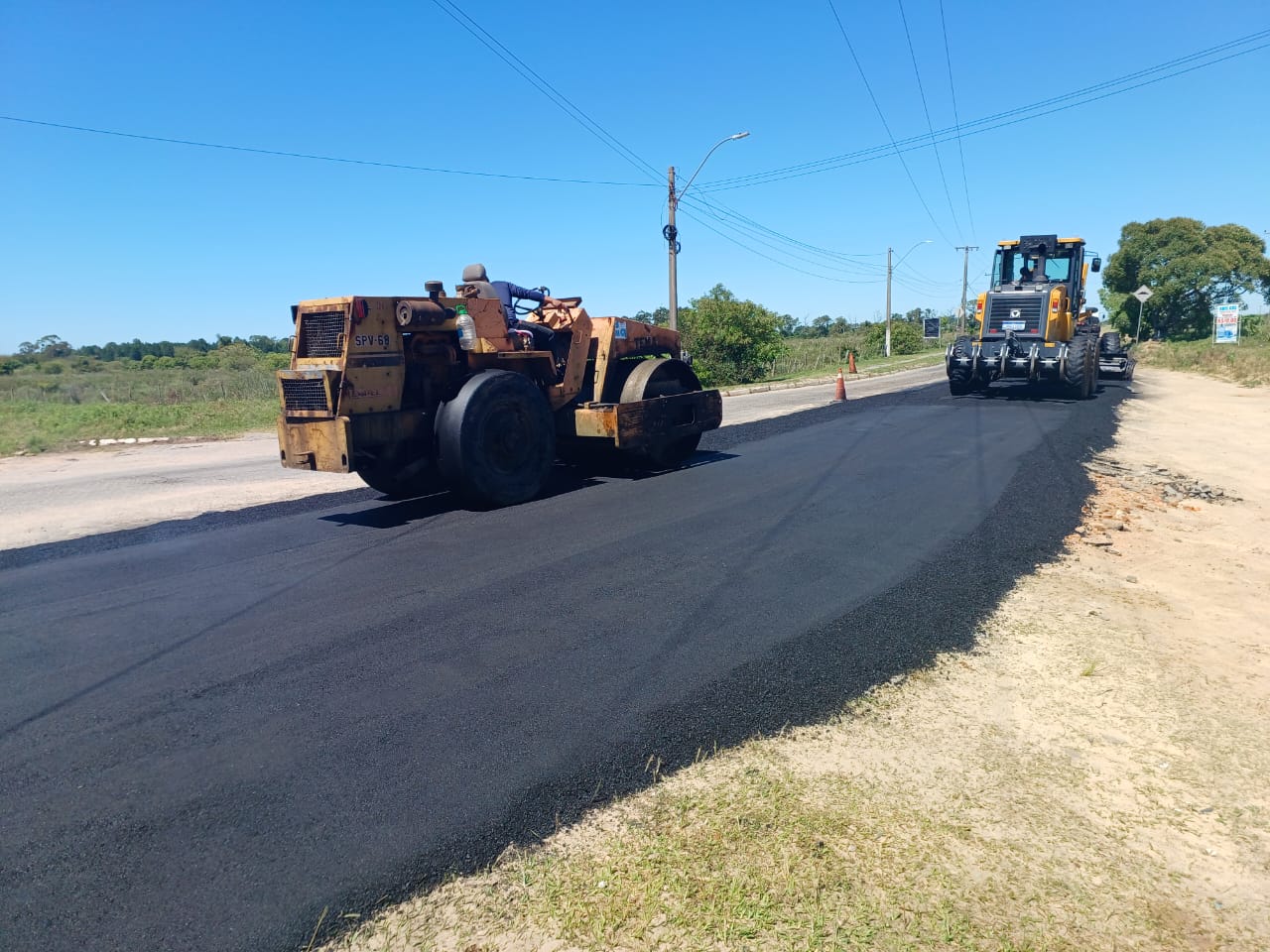 Nesta terça, a Smop colocou 38 toneladas de CBUQ no trecho de concordância das avenidas Adolfo Fetter e Amazonas. Serviço será concluído na quarta-feira