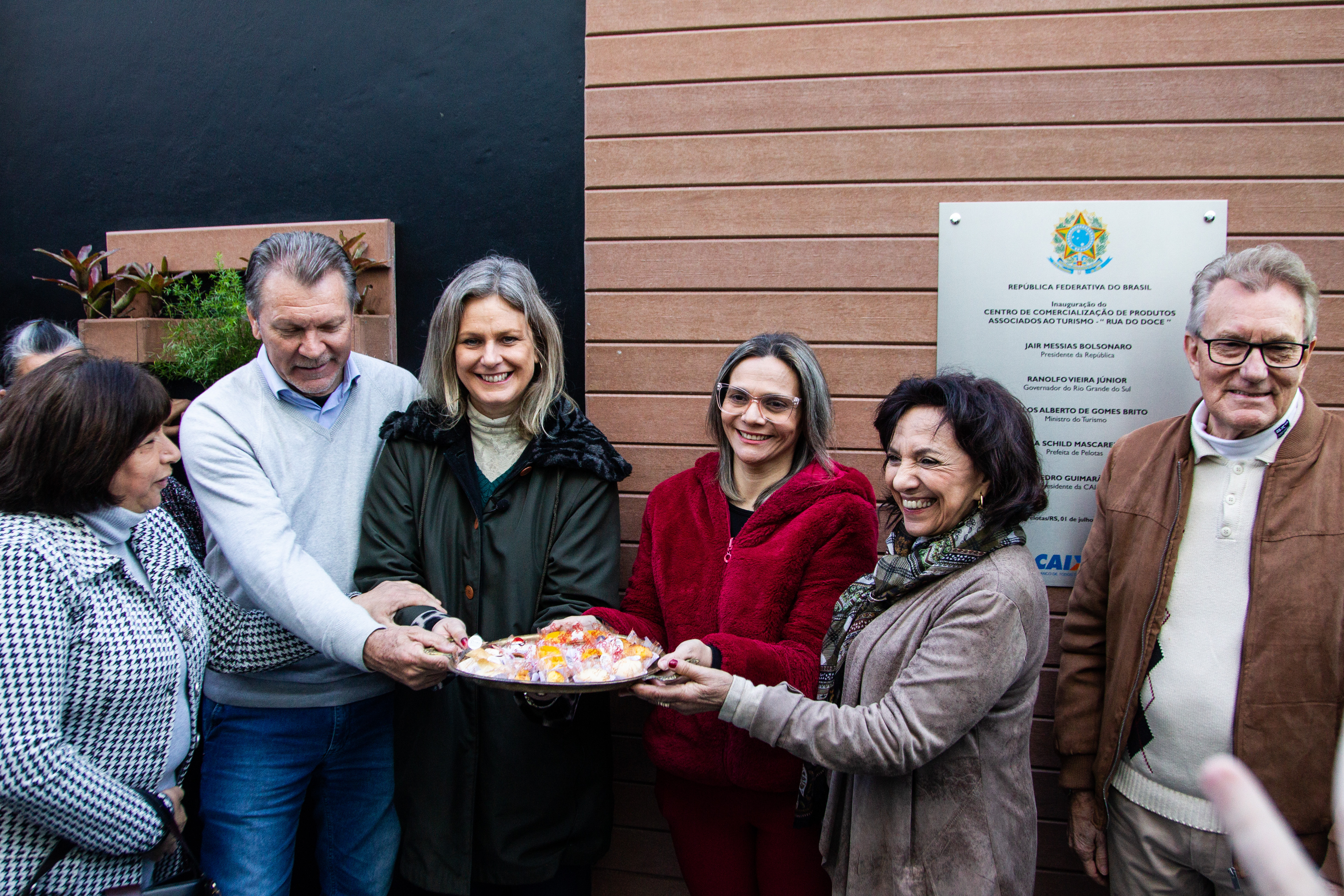 Espaço na rua Sete de Setembro, próximo ao chafariz As Três Meninas, foi entregue à comunidade como presente de aniversário dos 210 anos de Pelotas