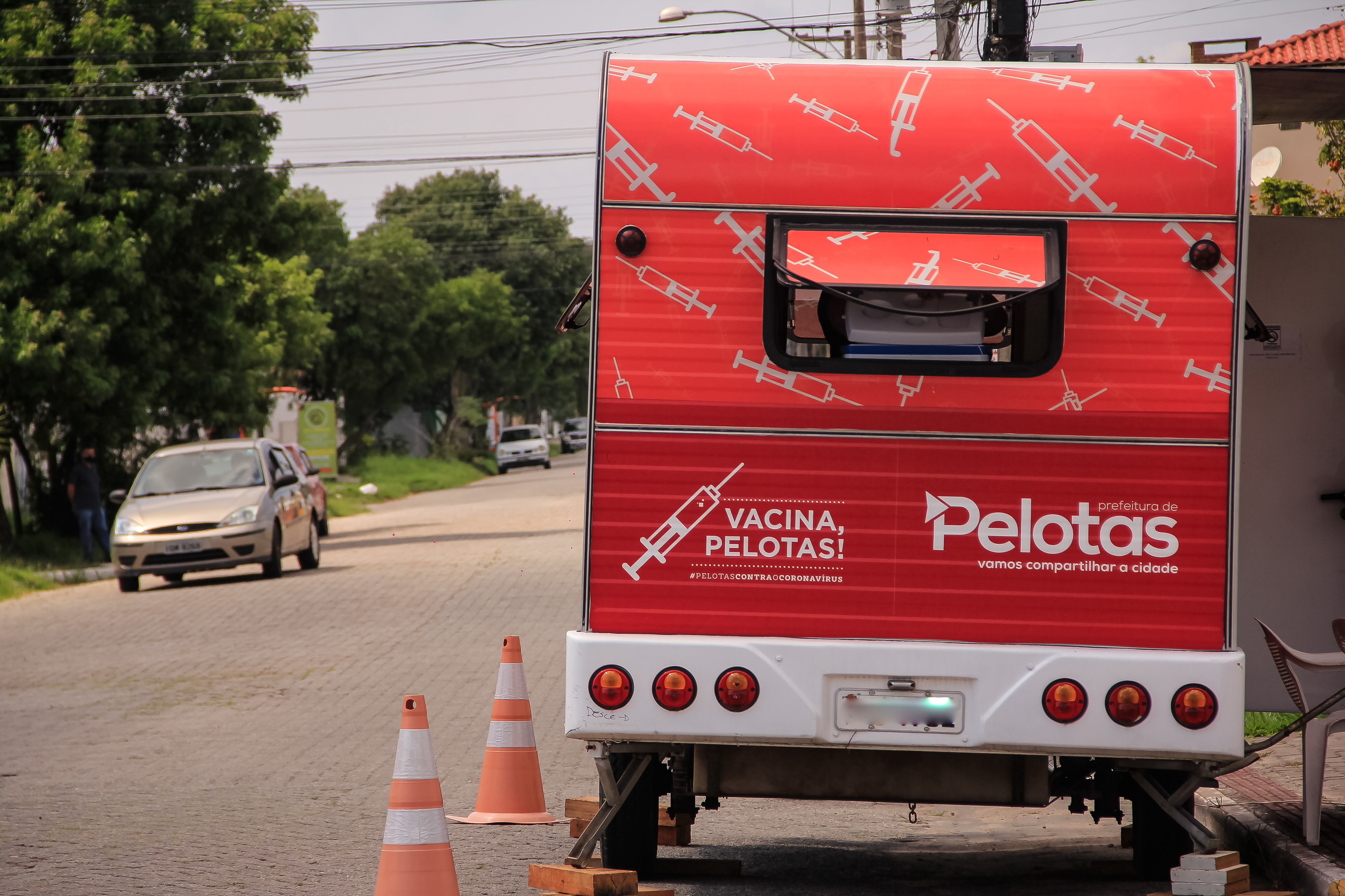 Unidade permanecerá no local até sábado (15), para aplicação de doses nos públicos de até 19 anos