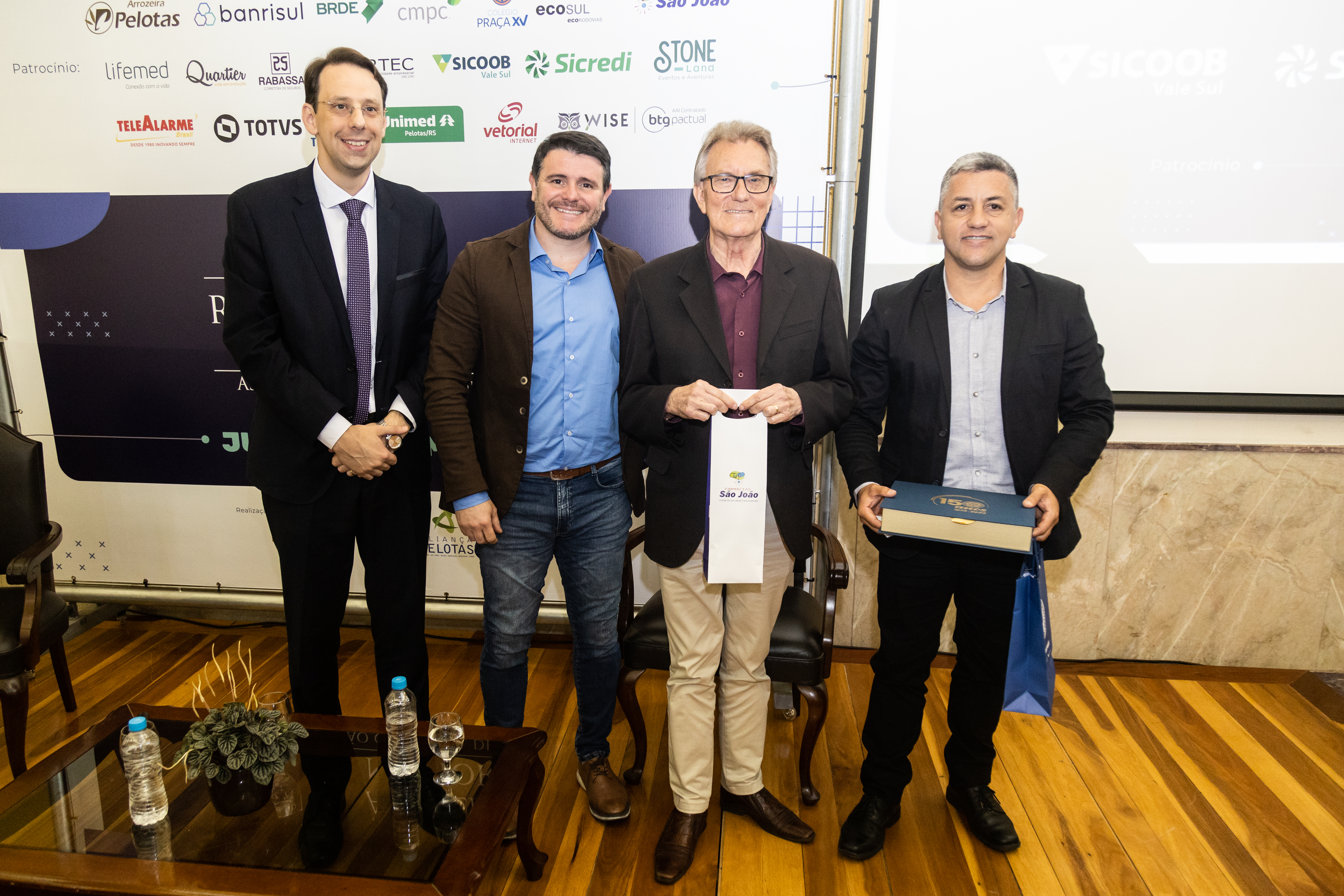 Encontro sediou debates sobre os investimentos no ramo de farmácia de uma rede gaúcha