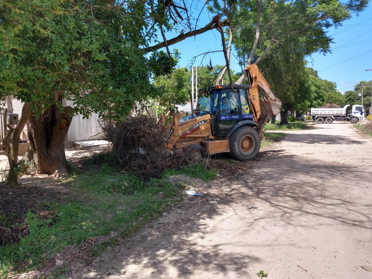 Equipes desenvolvem ações de varrição, pintura de meio-foios, limpeza de valetas, drenagem, raspagem da vegetação e revitalização de parques
