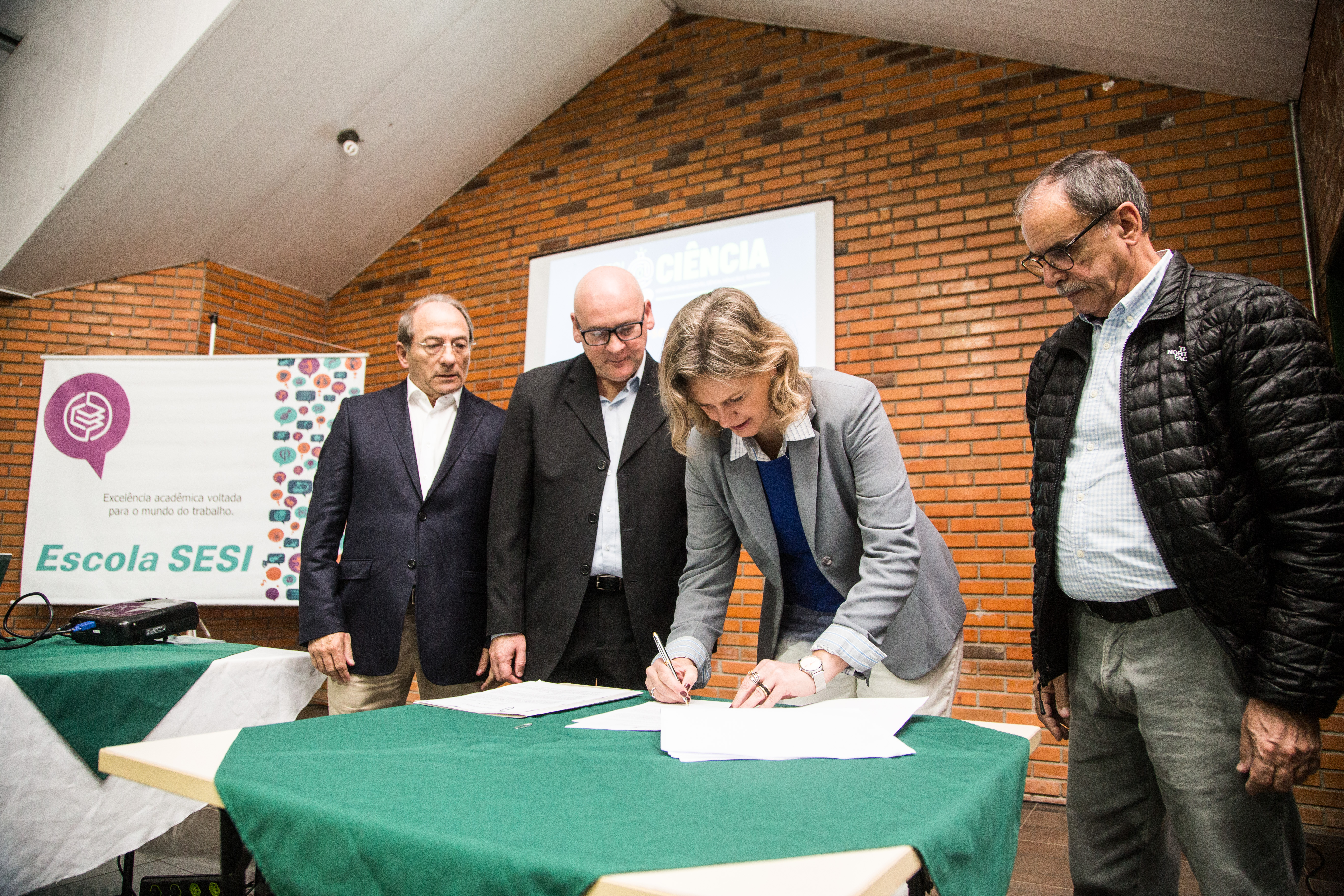 Novo modelo será adotado nas escolas Dona Maria Joaquina e Mário Meneghetti, ambas de turno integral