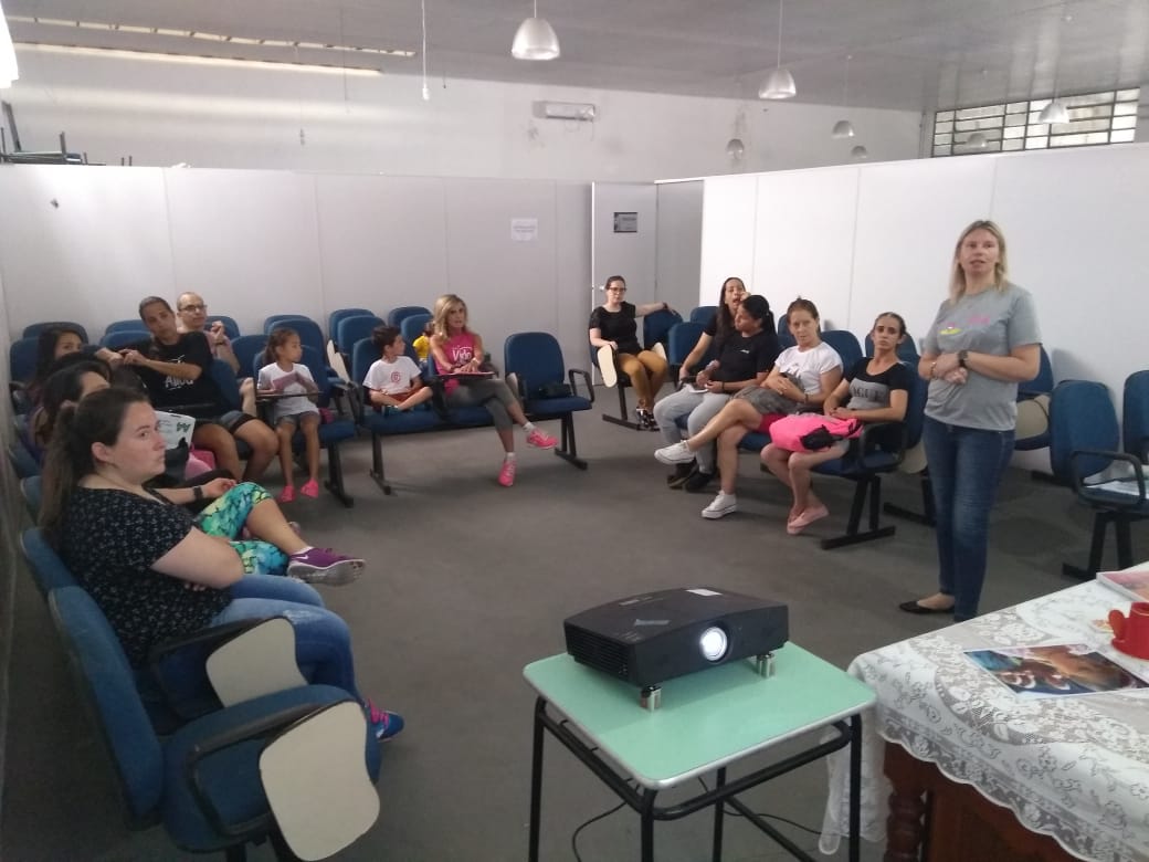Professores do projeto participam das sessões, promovendo atividades educativas e recreativas para as crianças que acompanham os pais nos encontros