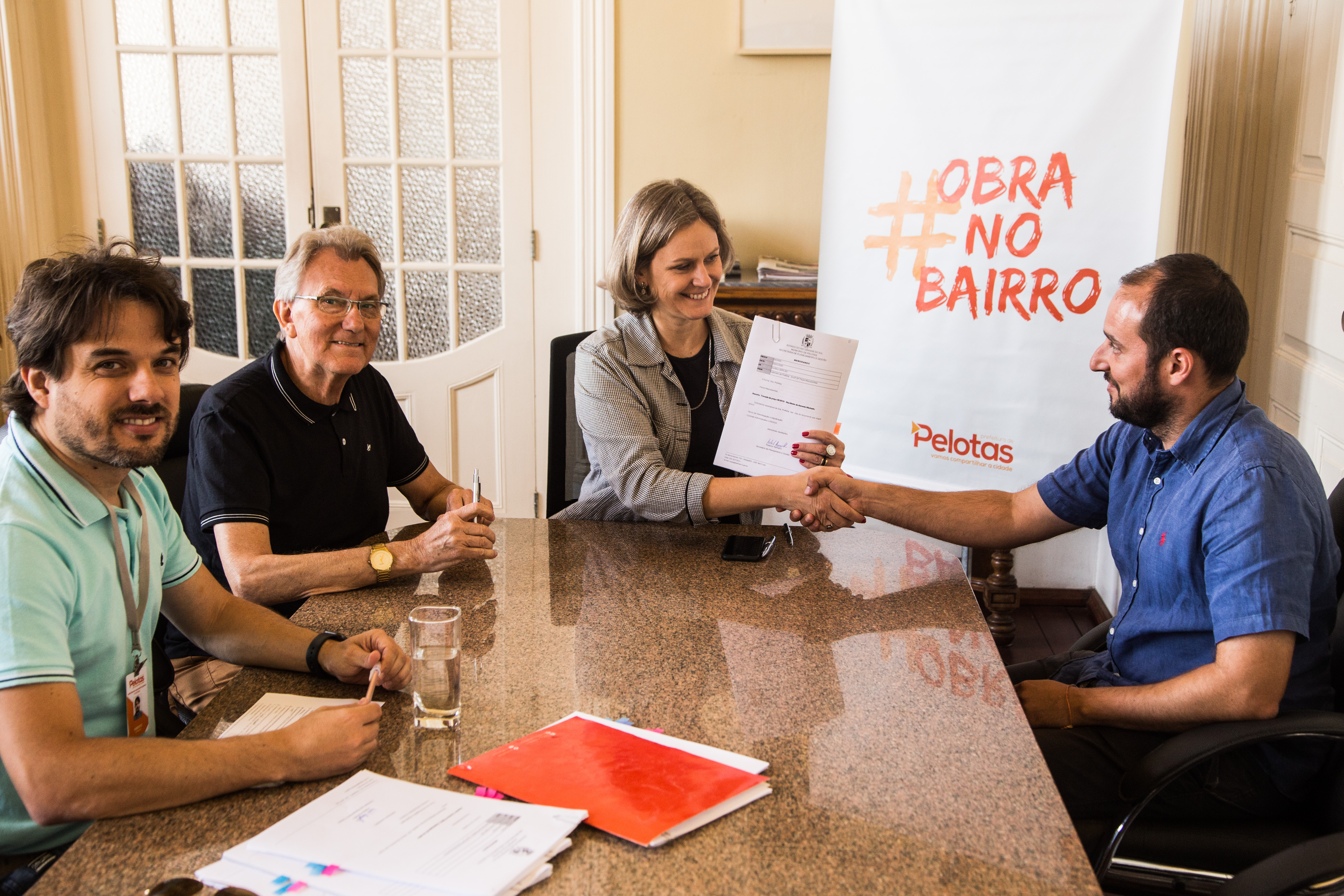 Contratos incluem pavimentação do programa #ObraNoBairro. Paula também assinou ordem de serviço da Mário Peiruque
