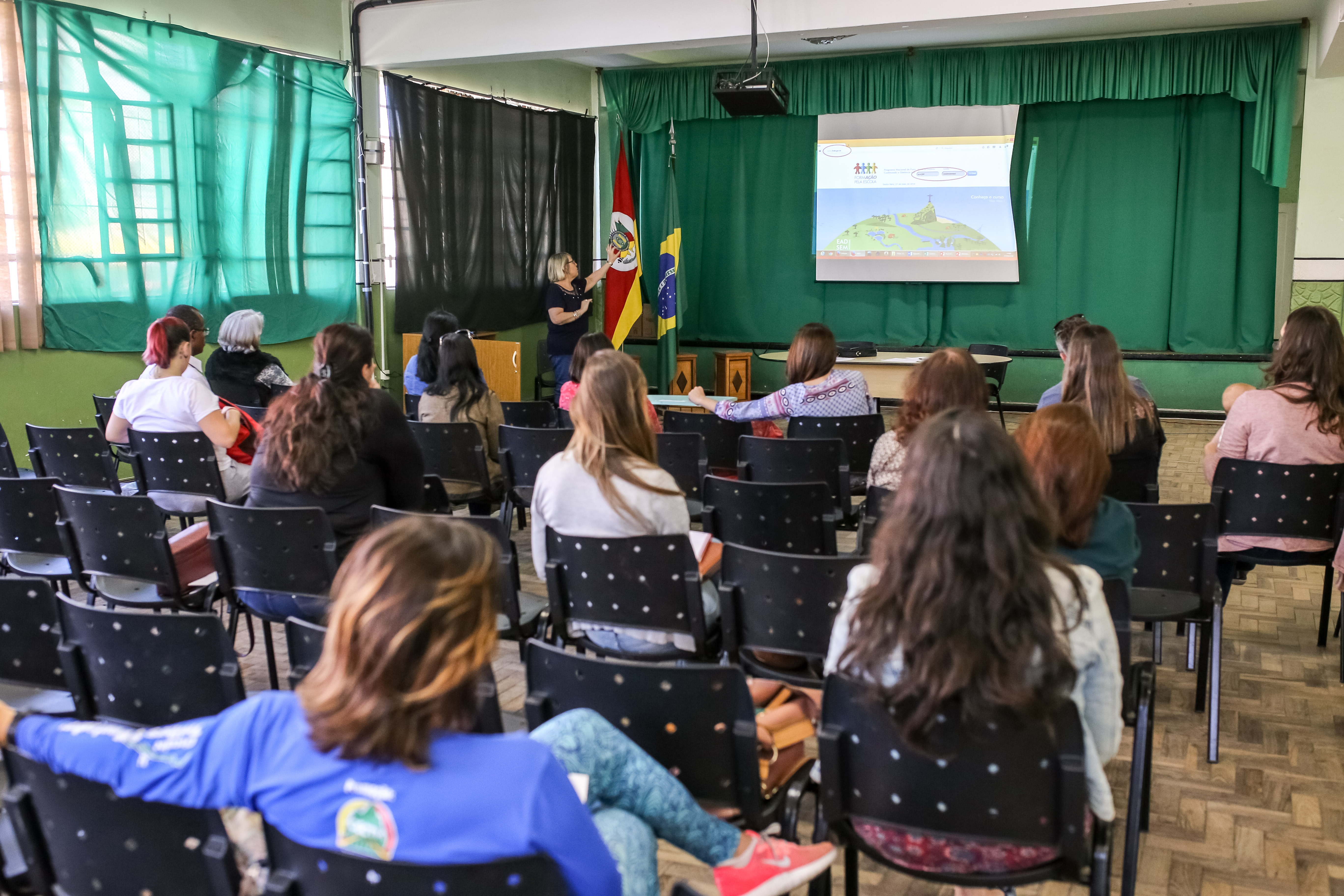 Curso online promoveu um encontro presencial nesta segunda-feira