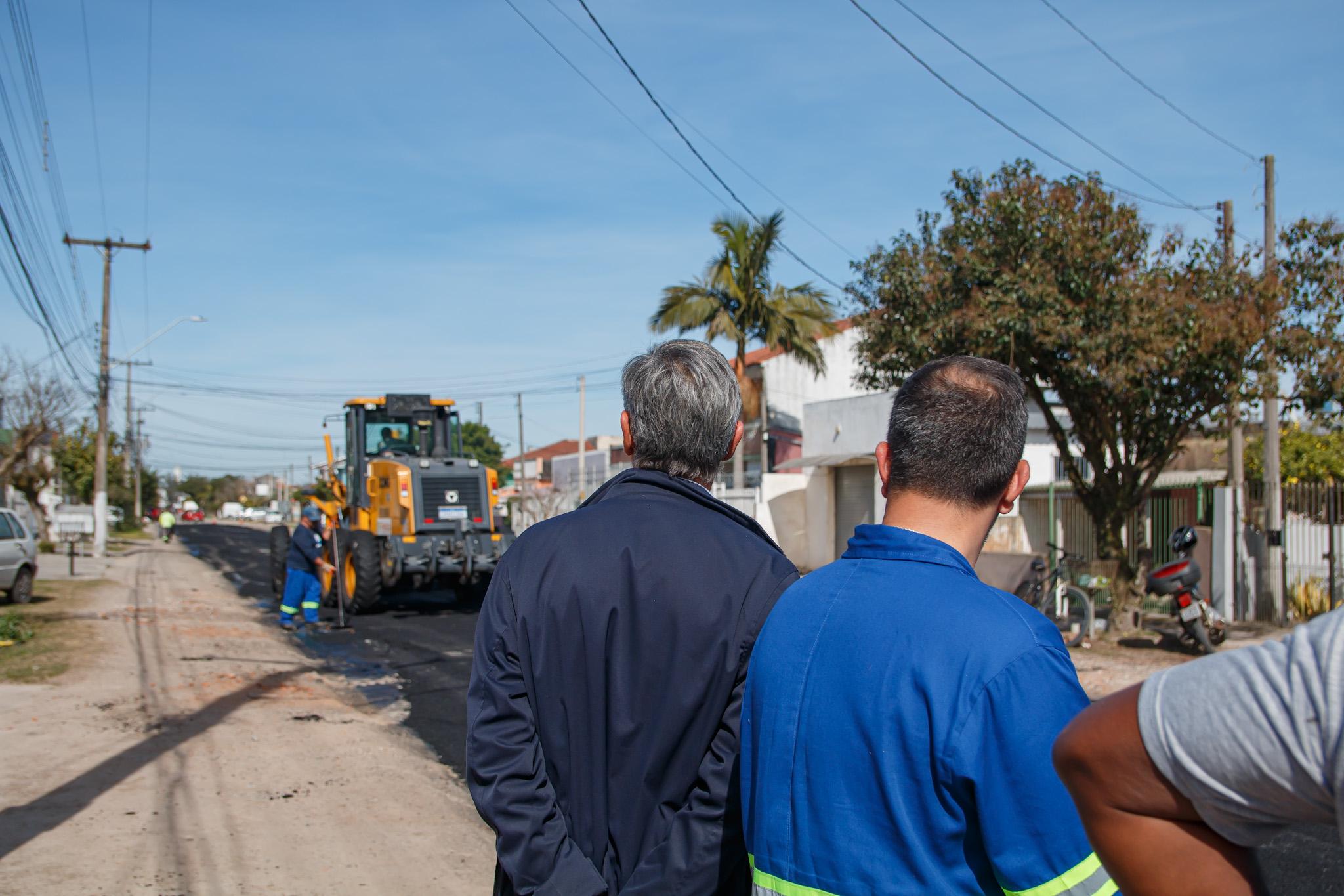 Três equipes atuam para melhorar as condições das vias do Fragata, Três Vendas e Laranjal
