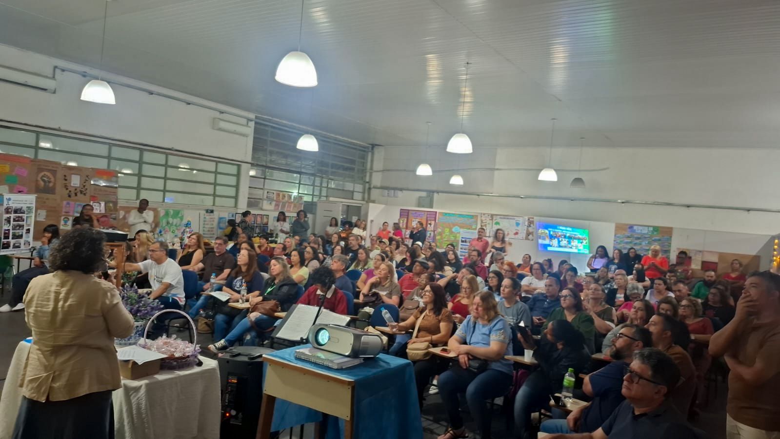 O Retrato da EJA em Pelotas reuniu cerca de 140 participantes para compartilhar relatos, vivências e produções na Rede Municipal de Ensino