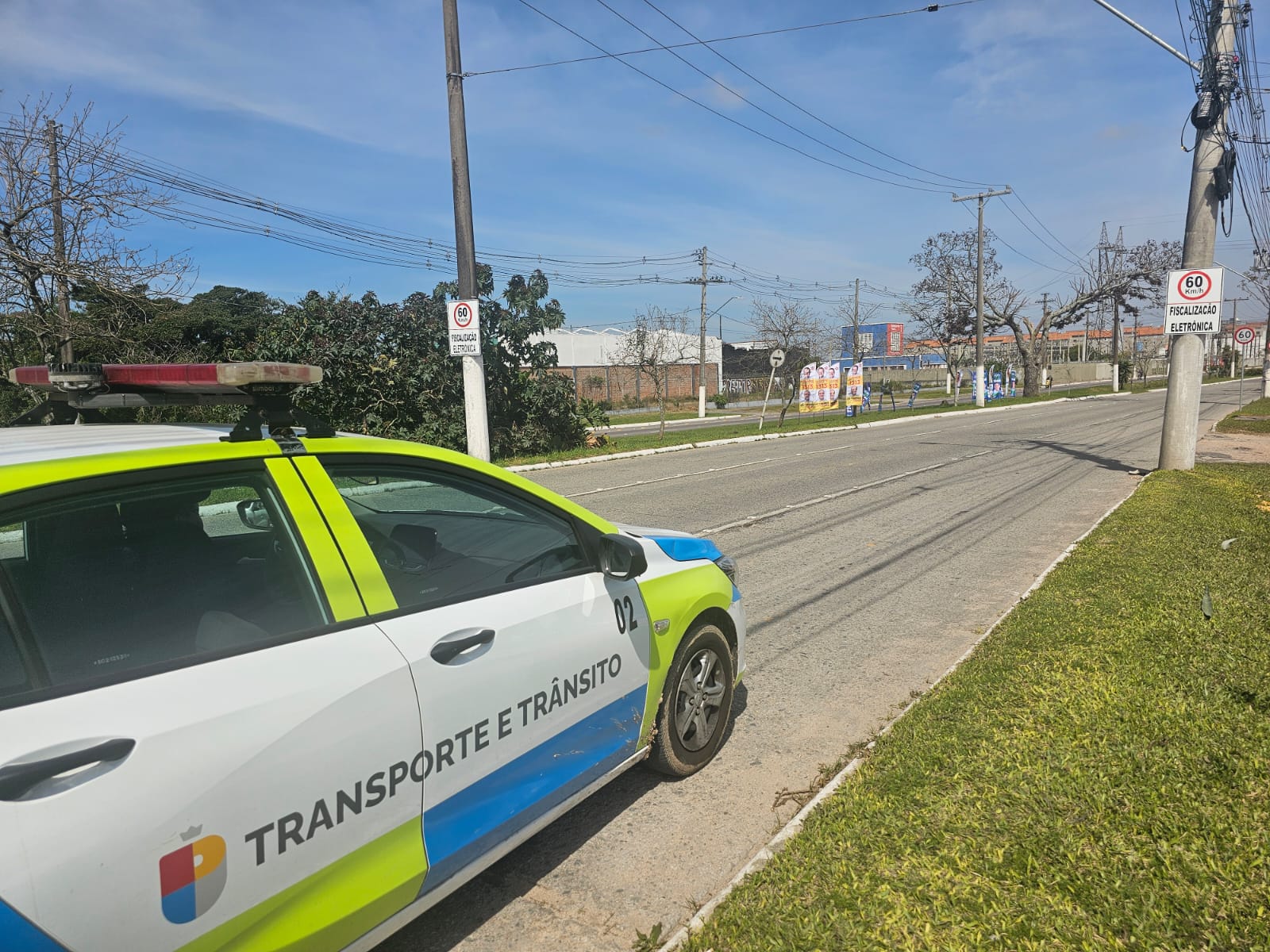 Equipe da STT verifica excesso de velocidade em seis vias de fluxo intenso do município a fim de prevenir acidentes de trânsito