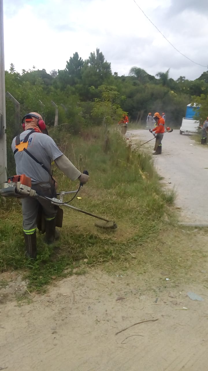 Equipes de roçado, raspação de meio-fio e limpeza de valetas se dividem para atender demanda da cidade