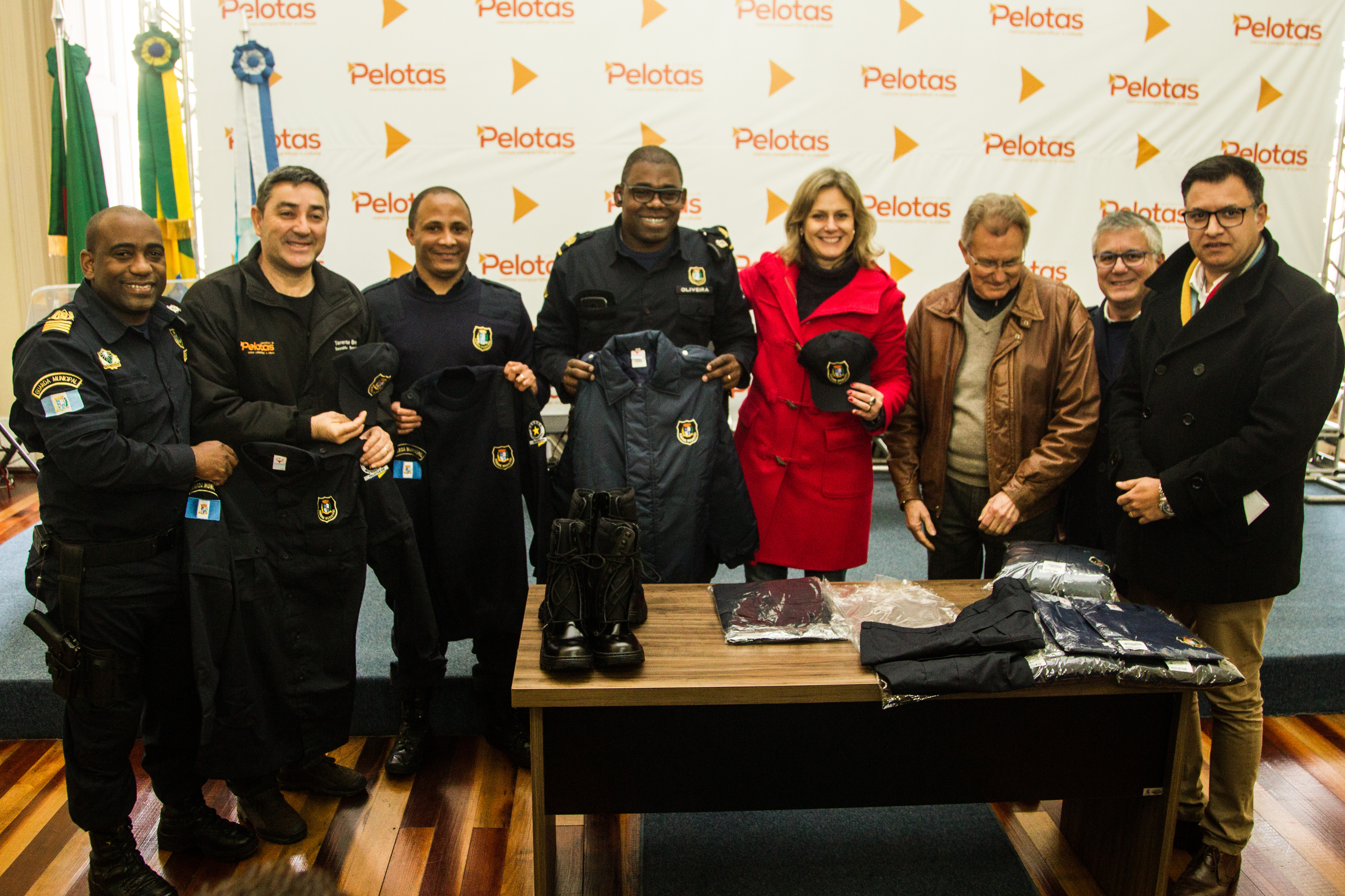 Duzentos conjuntos, com nove peças de roupa, serão entregues ao efetivo da instituição de segurança de Pelotas