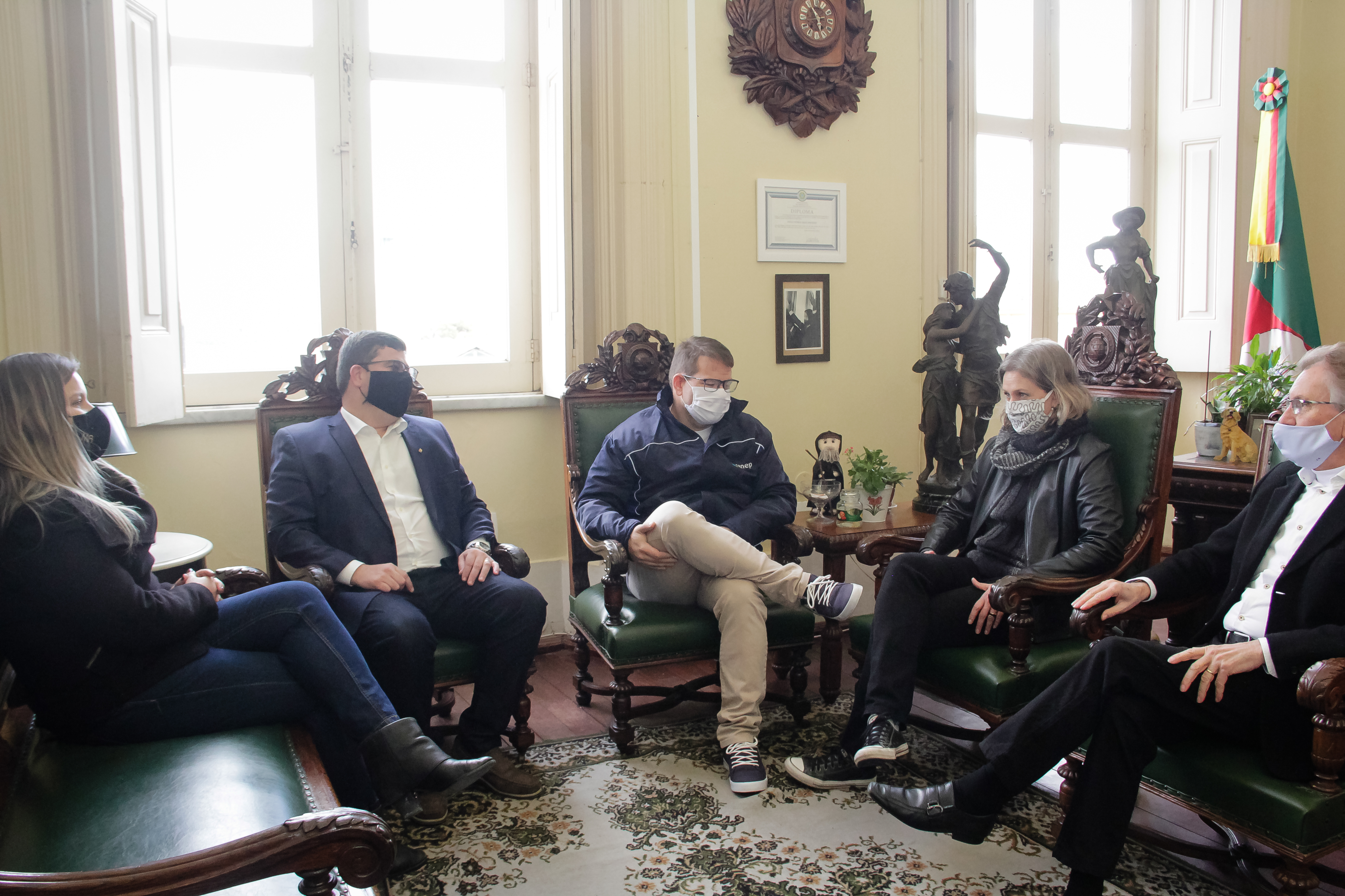 Gestor cumpre os prazos eleitorais visando à próxima eleição municipal. Cargo será assumido por Michele Larroza Alsina, atual superintendente da autarquia