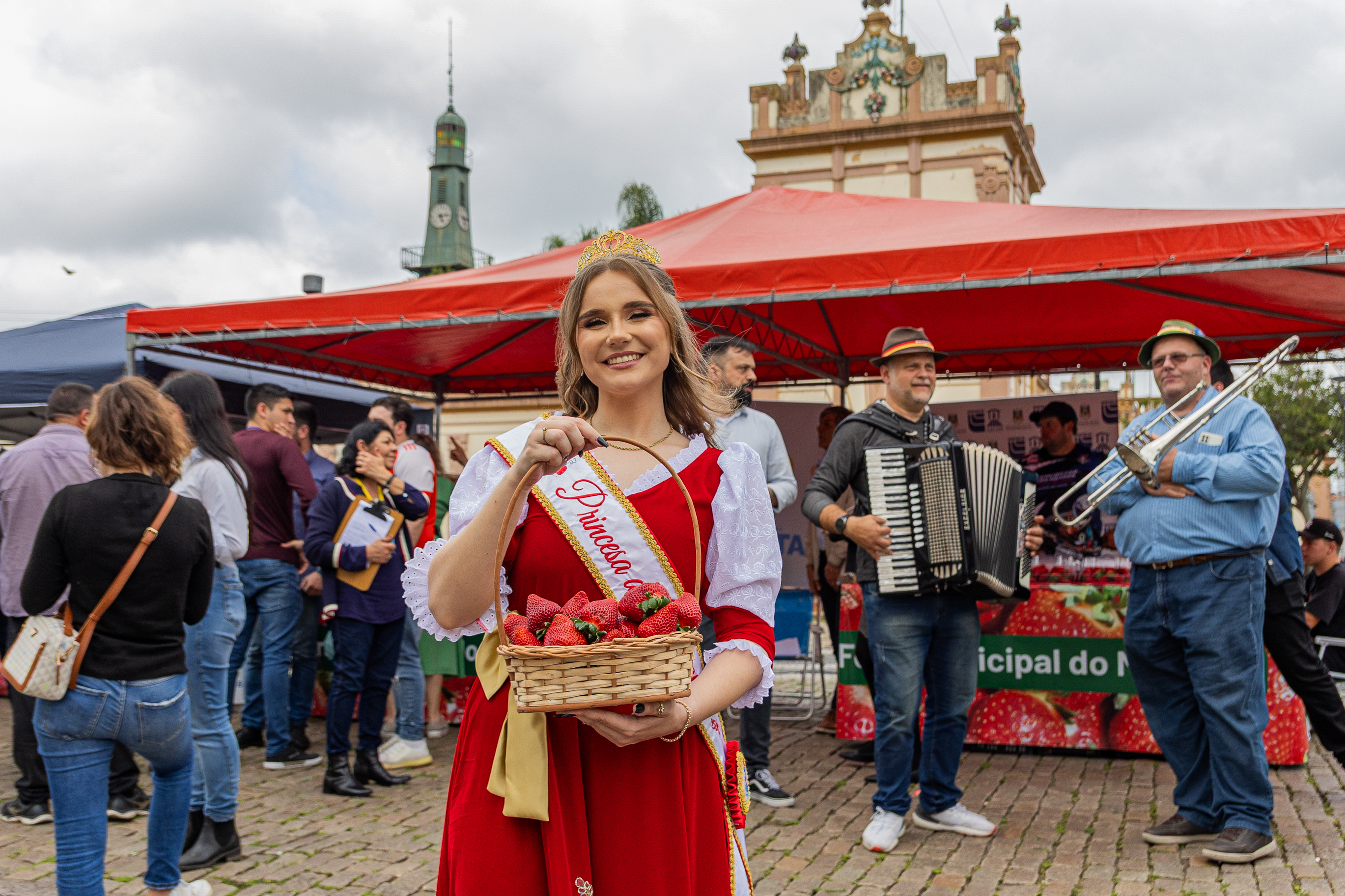 Da abertura oficial, sexta-feira, até o final da tarde de domingo, comercialização foi surpreendente nas bancas