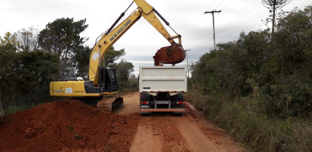 Obras incluem elevação do leito e implantação de sistema de escoamento em trecho da estrada do Quilombo