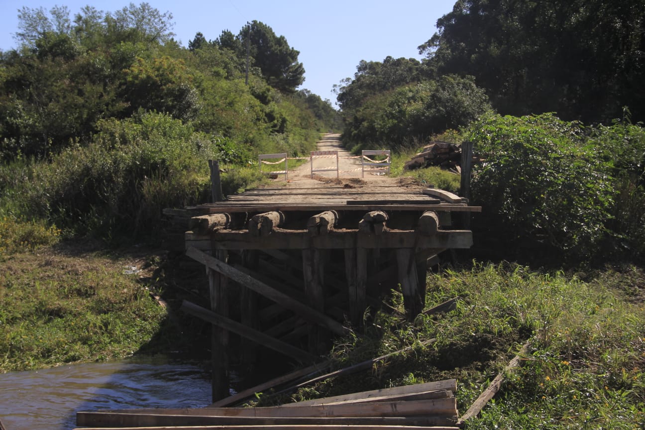 Excesso de chuvas registradas em Pelotas, nesta semana, somado ao trânsito de veículos pesados, afetou a estrutura da ponte. Município trabalha na reconstrução