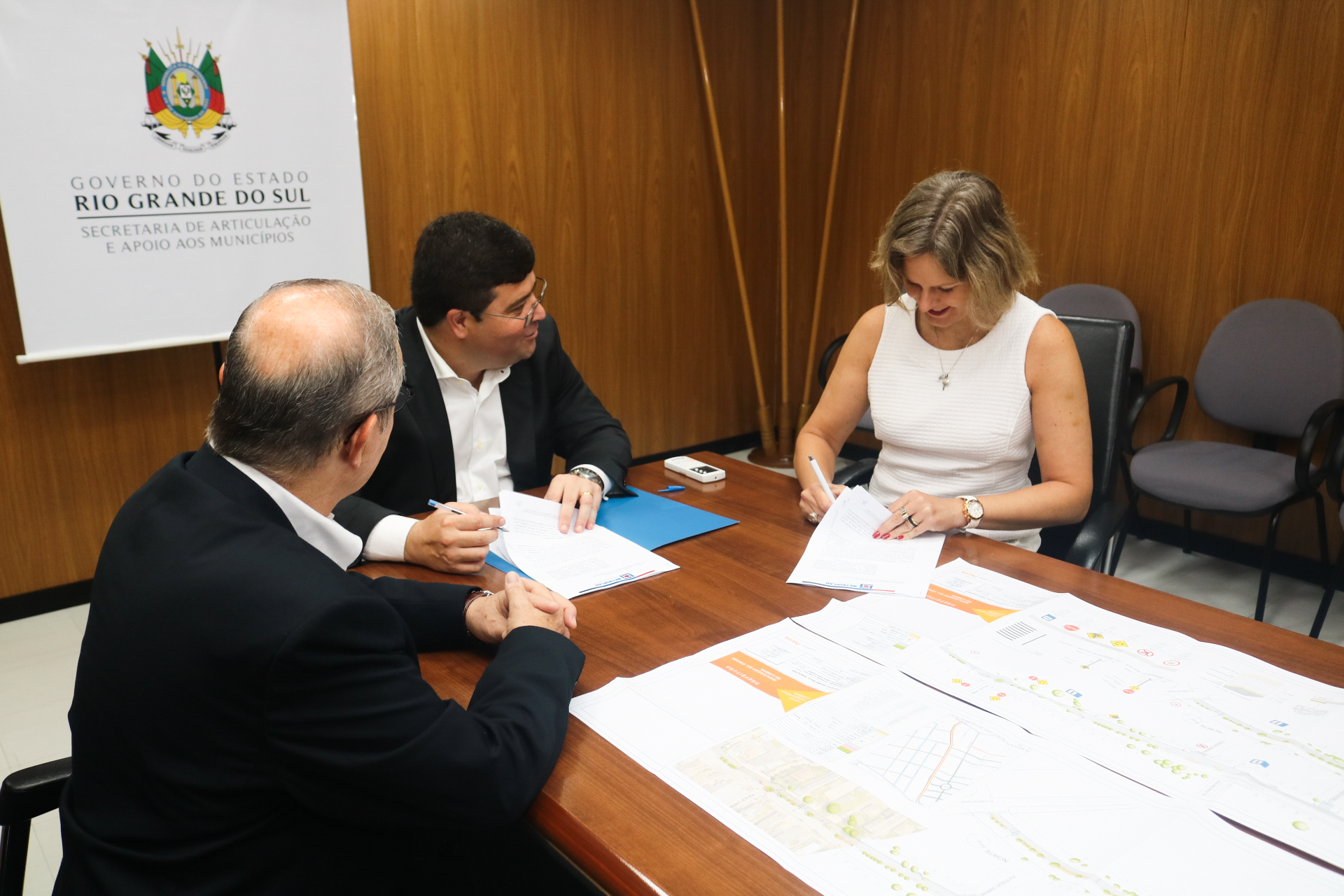 Convênio com o governo estadual foi assinado pela prefeita Paula Mascarenhas, nesta segunda-feira, em Porto Alegre. Mais de R$ 1,8 milhão será investido para a requalificação da via de acesso à cidade