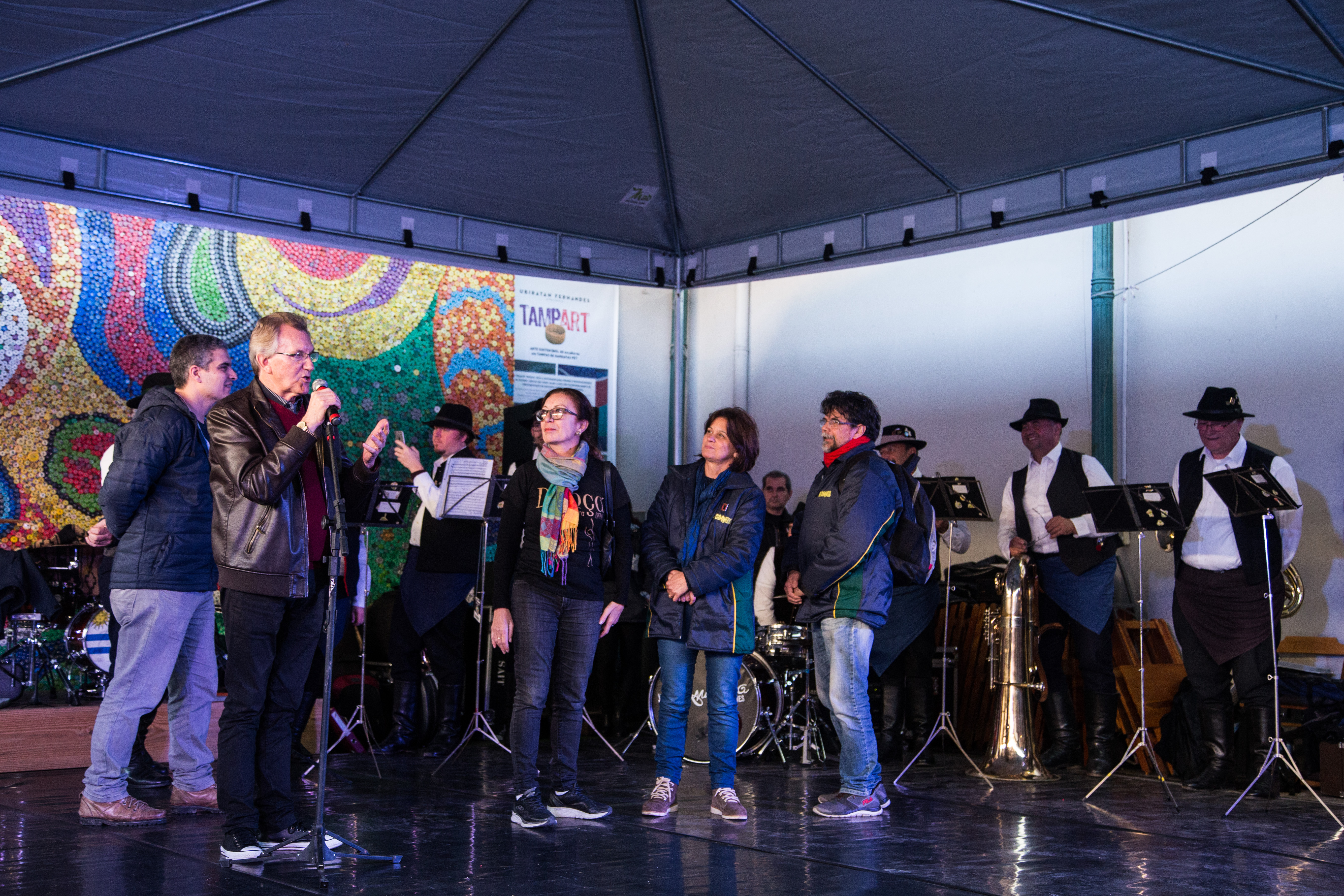 Vice-prefeito prestigia exibições de música e dança no pátio interno do Mercado Central