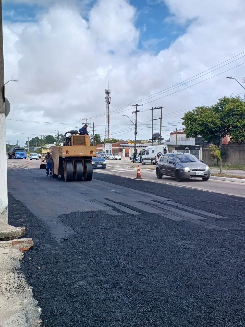 Secretaria de Obras usou 17 toneladas de CBUQ no trecho localizado na frente do Peruzzo, sentido Centro-bairro, no caminho para o Laranjal