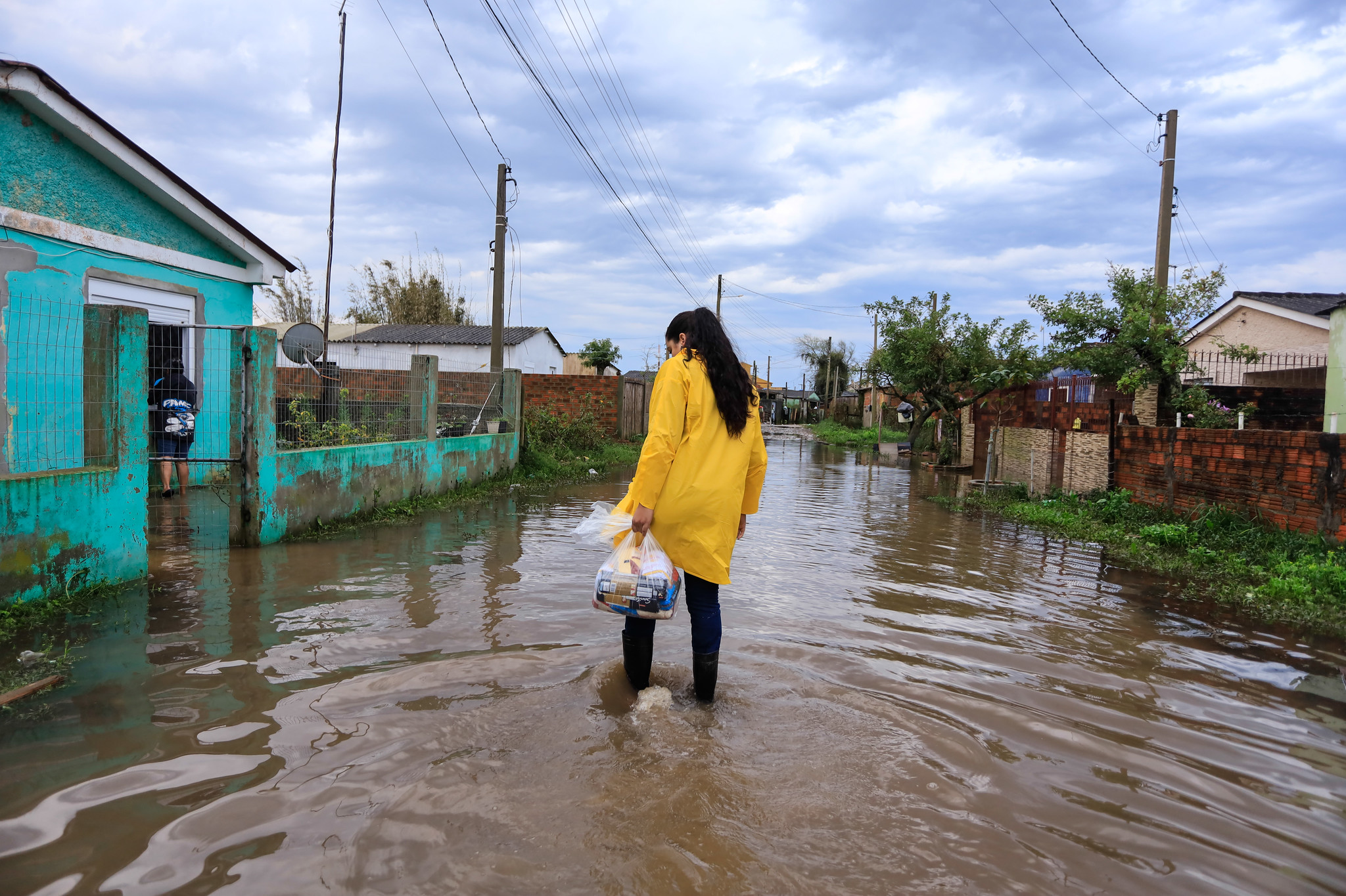 Desde o início das instabilidades climáticas, mais de 750 cestas básicas já foram entregues. Até o momento, 90 pessoas estão fora de casa