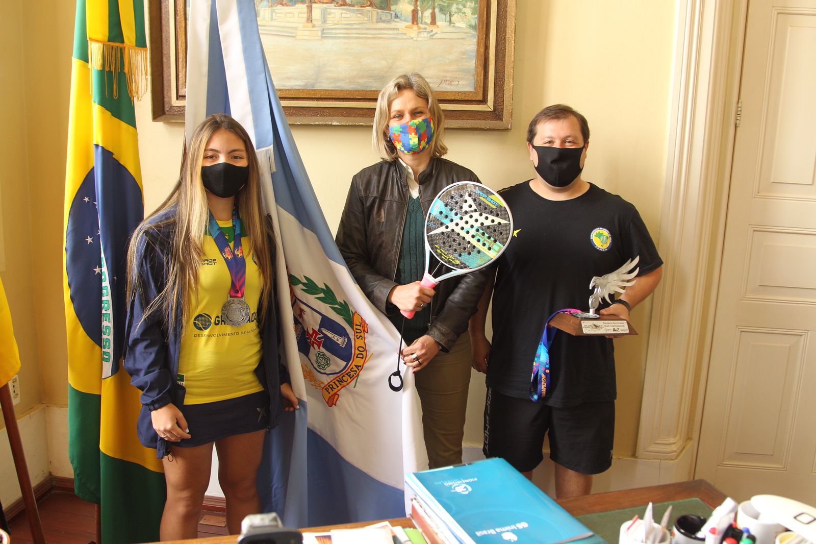 As premiações recebidas pelas atletas, que fazem parte da Seleção Brasileira de Menores, ao final da competição no México, foram mostradas a prefeita