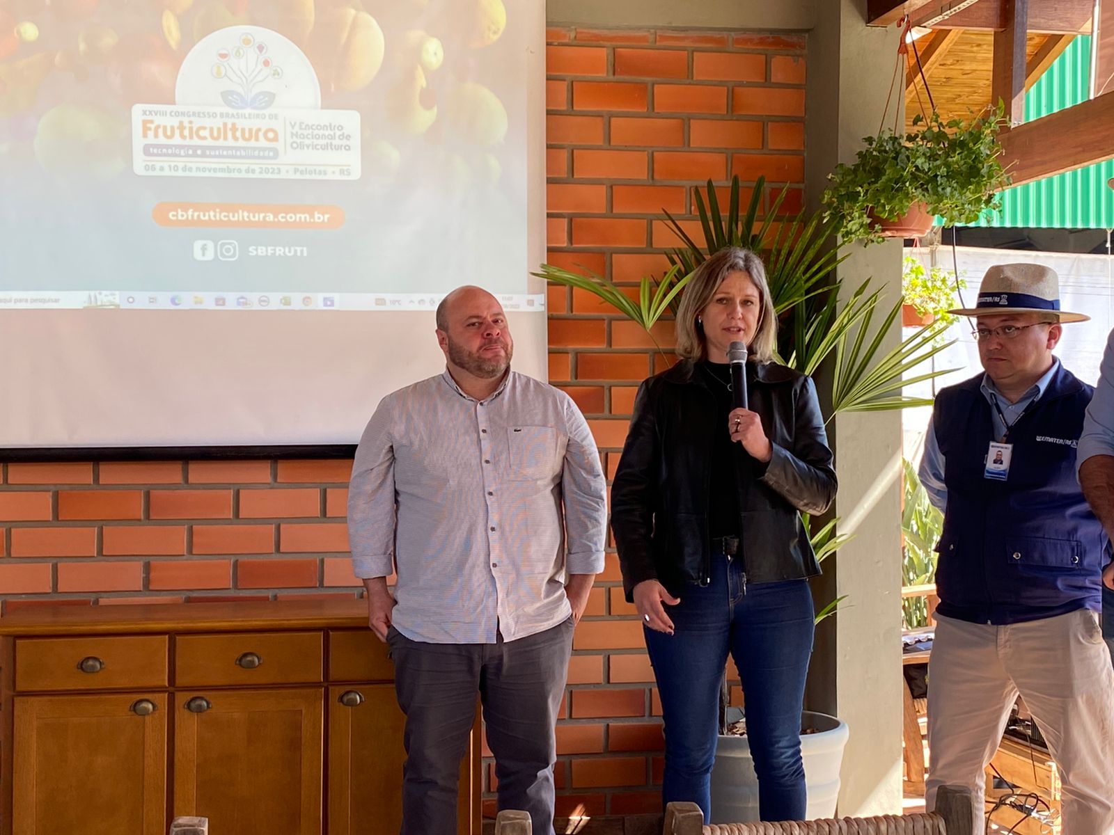 Na feira de agropecuária, a gestora pelotense esteve na Assembleia Geral de Prefeitos promovida pela Famurs e prestigiou lançamentos de atividades que acontecerão em Pelotas