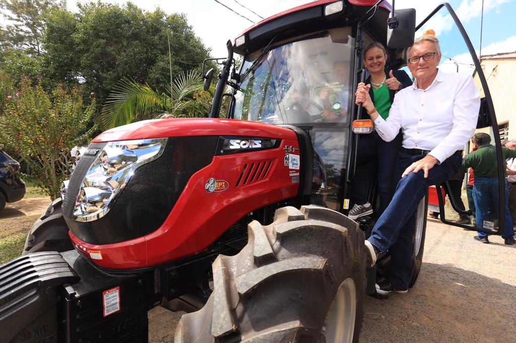 Prefeita Paula fez a entrega de equipamentos destinados à manutenção das estradas rurais