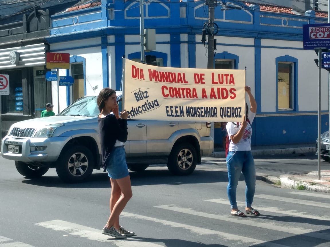 Estudantes e professores da Monsenhor Queiroz distribuíram 300 kits informativos a pedestres e motoristas