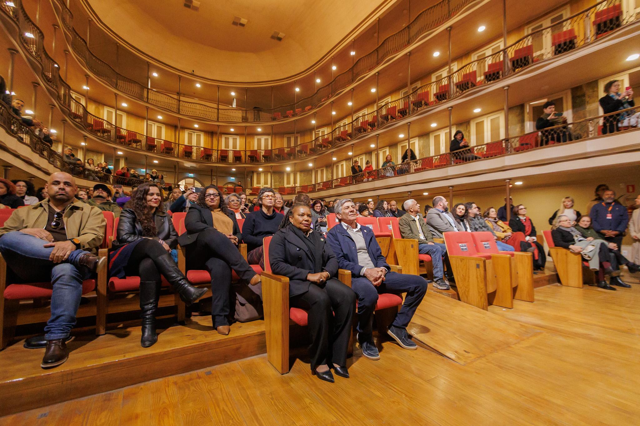 Prefeito Marroni e secretária Carmem Vera Roig participaram, com a ministra da Cultura, de ato que oficializou a abertura do Ciclo 2 Pnab, no Theatro Sete de Abril
