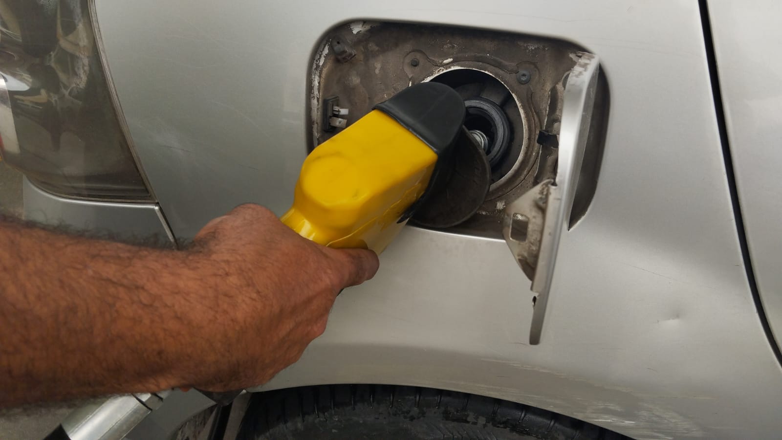 Levantamento do Procon aponta elevações médias que variam entre três e sete centavos por litro, em relação a novembro