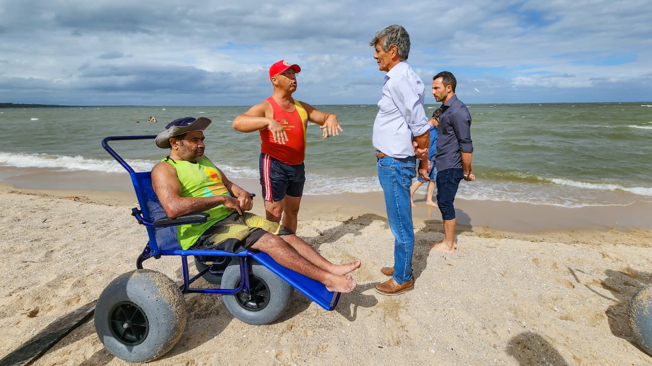 Cadeiras foram entregues à Casa de Praia no Laranjal
