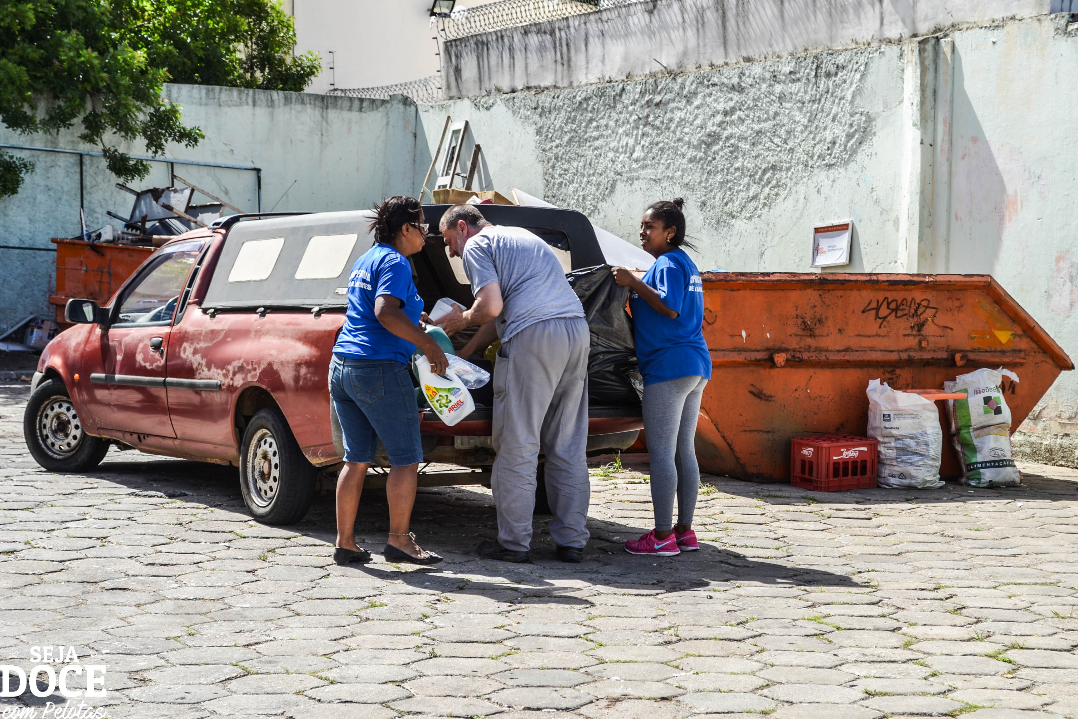 No ano que passou e nos dois primeiros meses deste, foram recolhidos, em via pública, em torno de 10 mil metros cúbicos de materiais