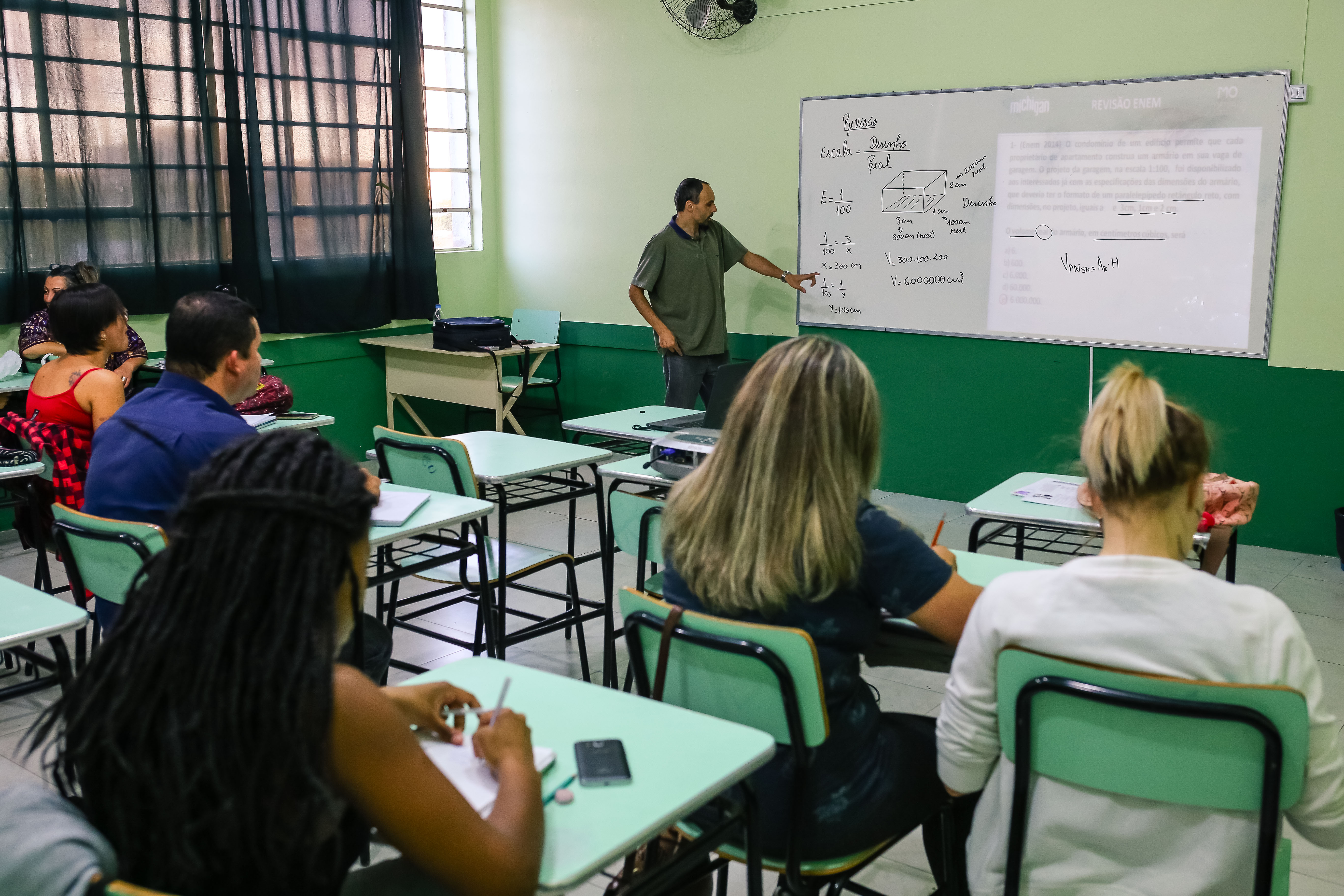 Medida vale para todos os níveis de ensino a partir do terceiro ano do Ensino Fundamental até o Ensino Médio. Escolas municipais ainda não retornam