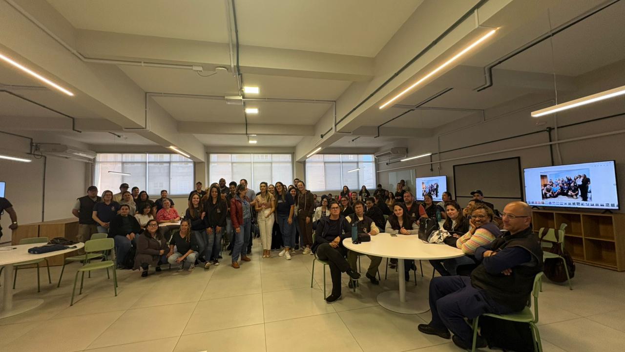 Equipe da Prefeitura ouve relato sobre a epidemia de dengue em Viamão