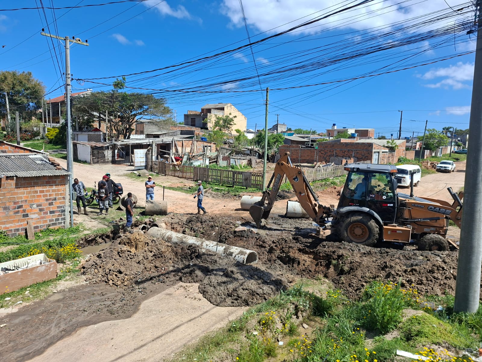 Apenas na rua Manoel Feliciano já foram instaladas seis travessias, que totalizam 60 metros de tubulação